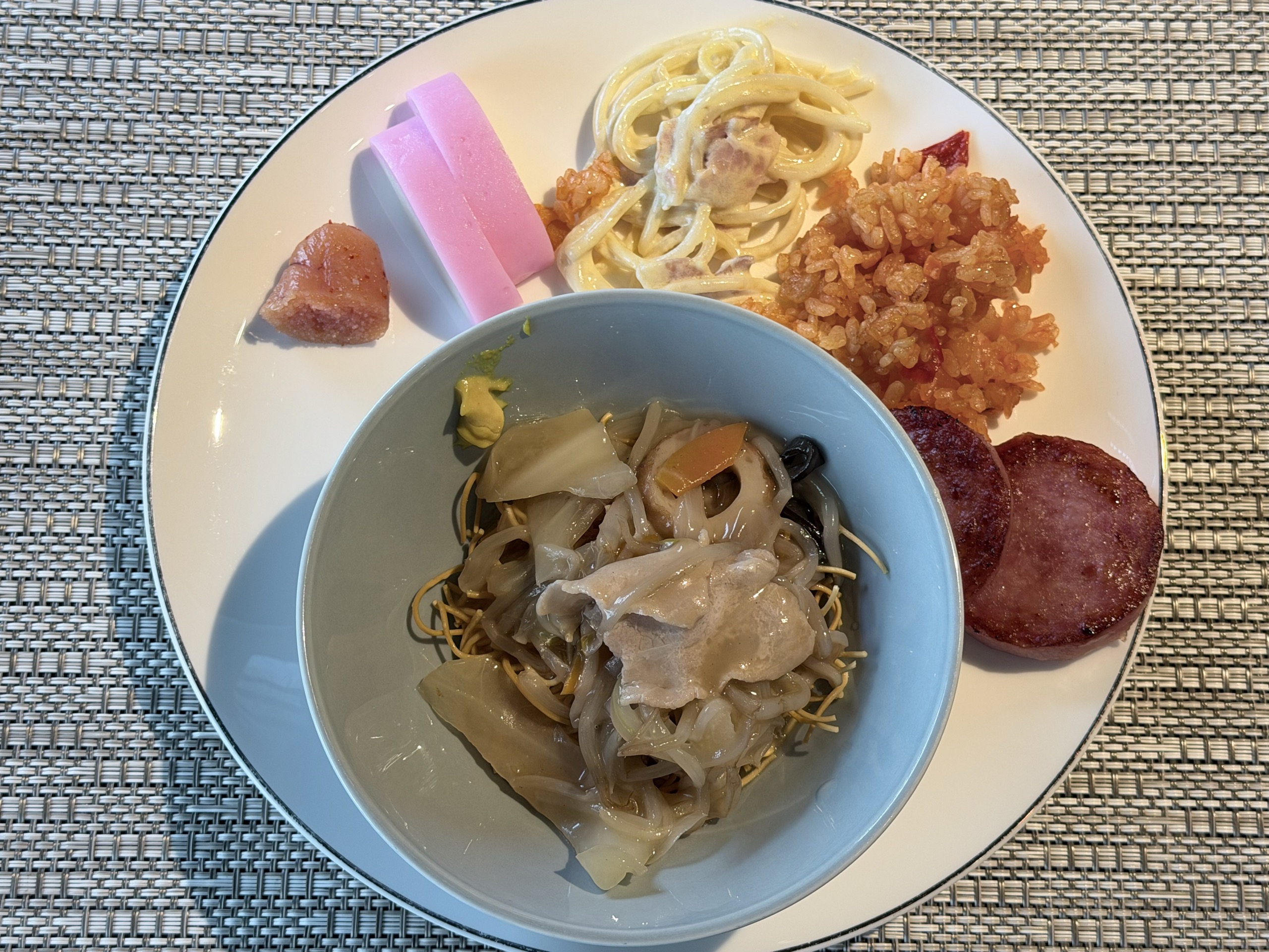 さらうどんなどを取り分けた朝食のお皿