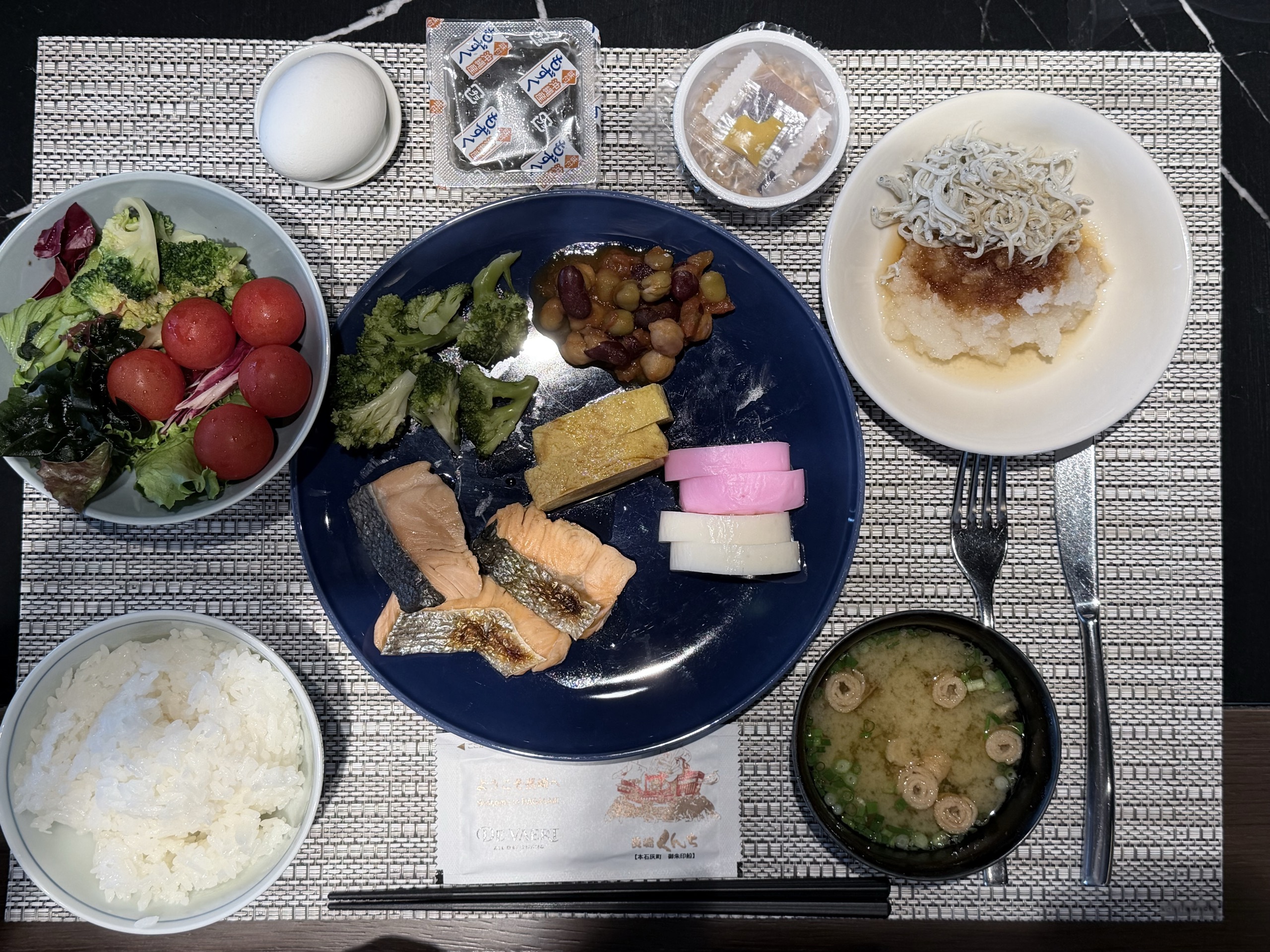 和食を中心にした朝食のお皿
