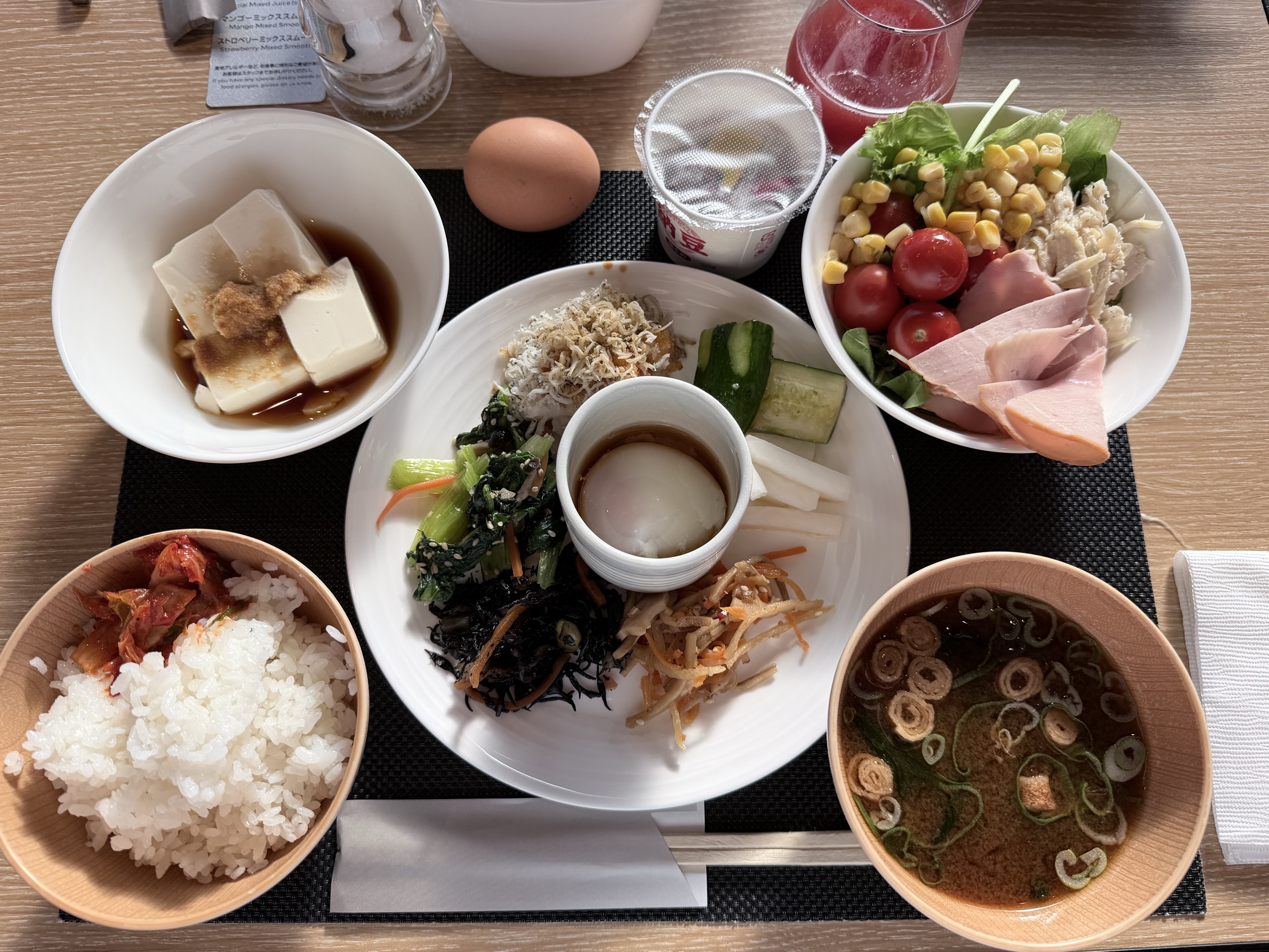 ご飯と味噌汁の朝食