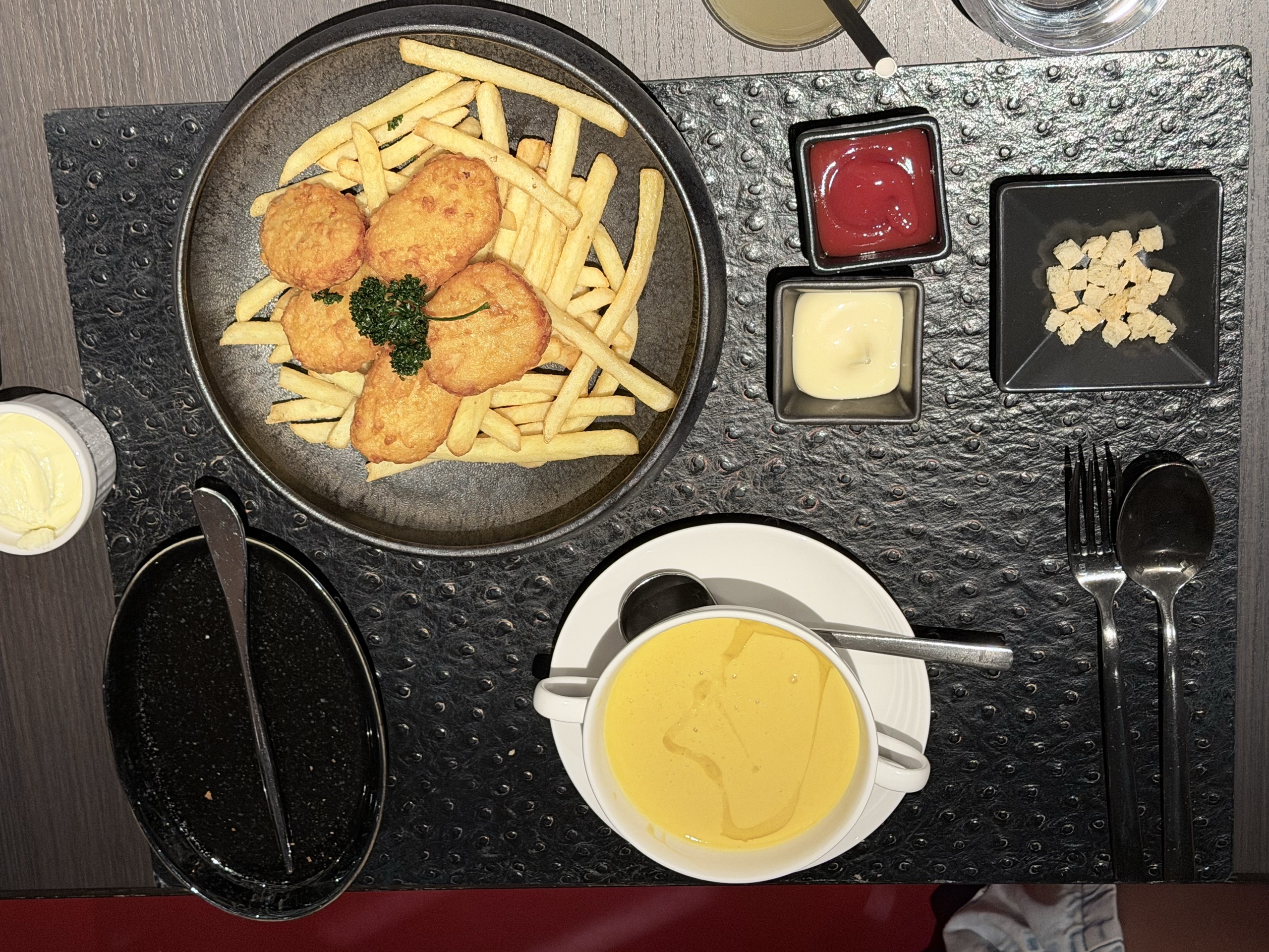 子ども用のメニューのチキンナゲットとコーンスープ