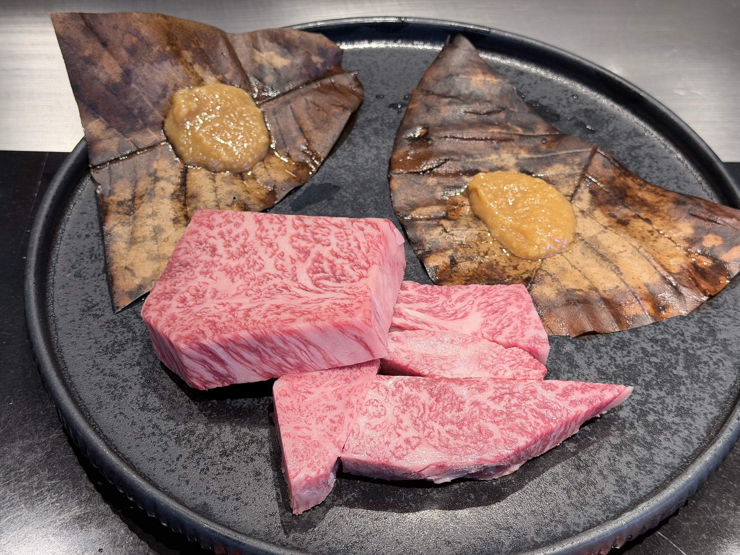 焼く前の近江牛サーロインと朴葉味噌