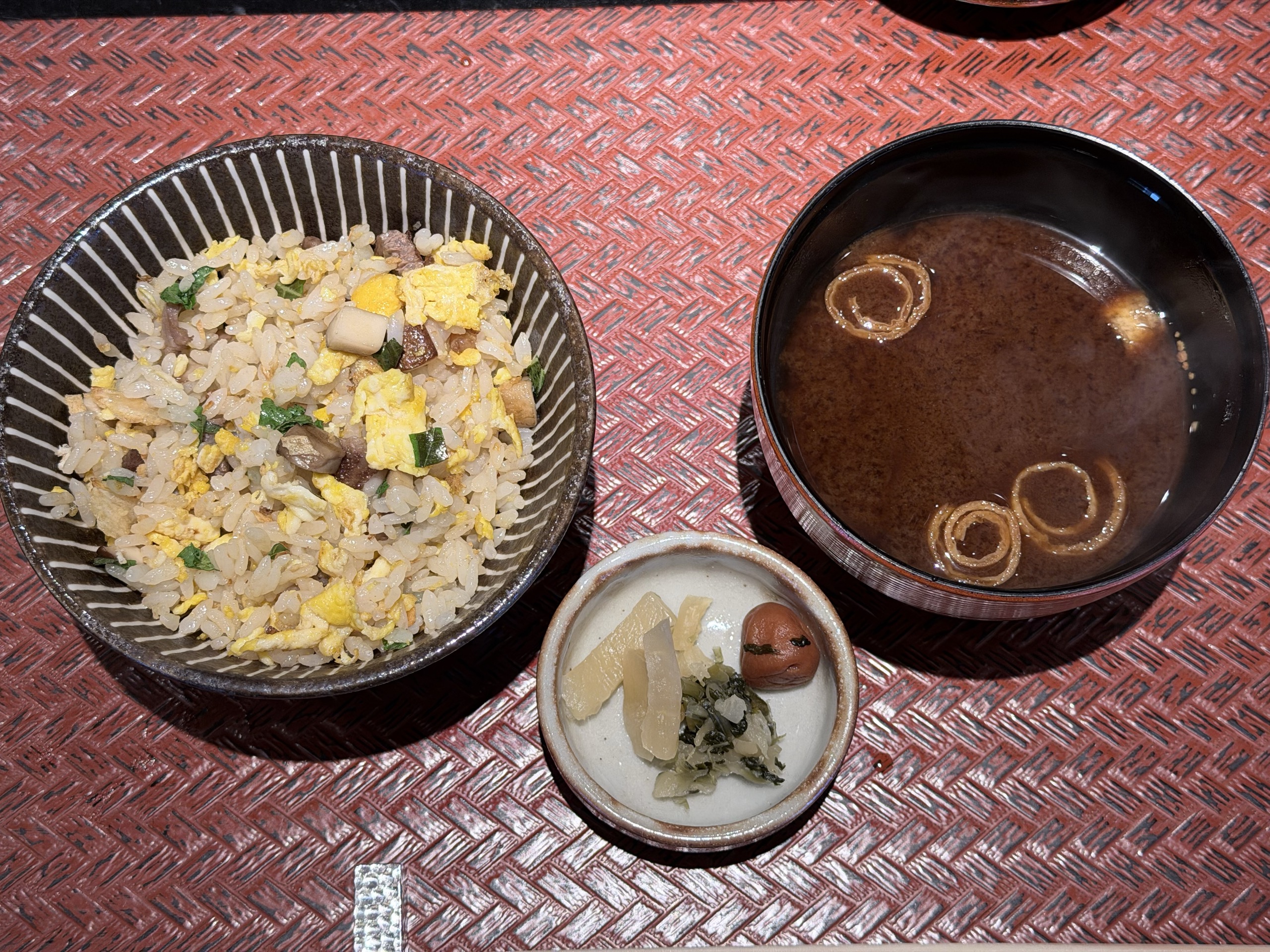 ガーリックライスと赤味噌仕立て、香の物