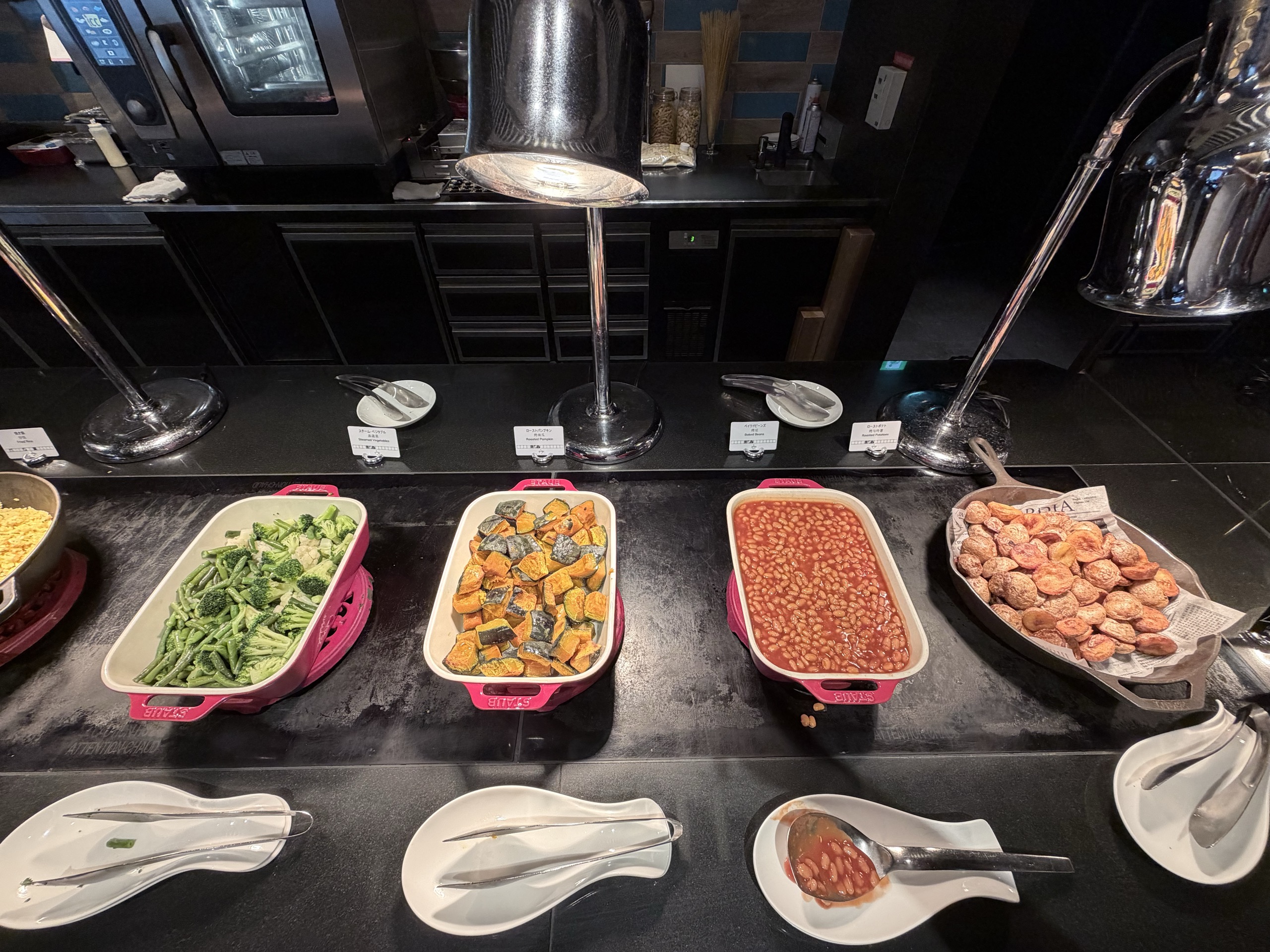 温かい料理のビュッフェ台