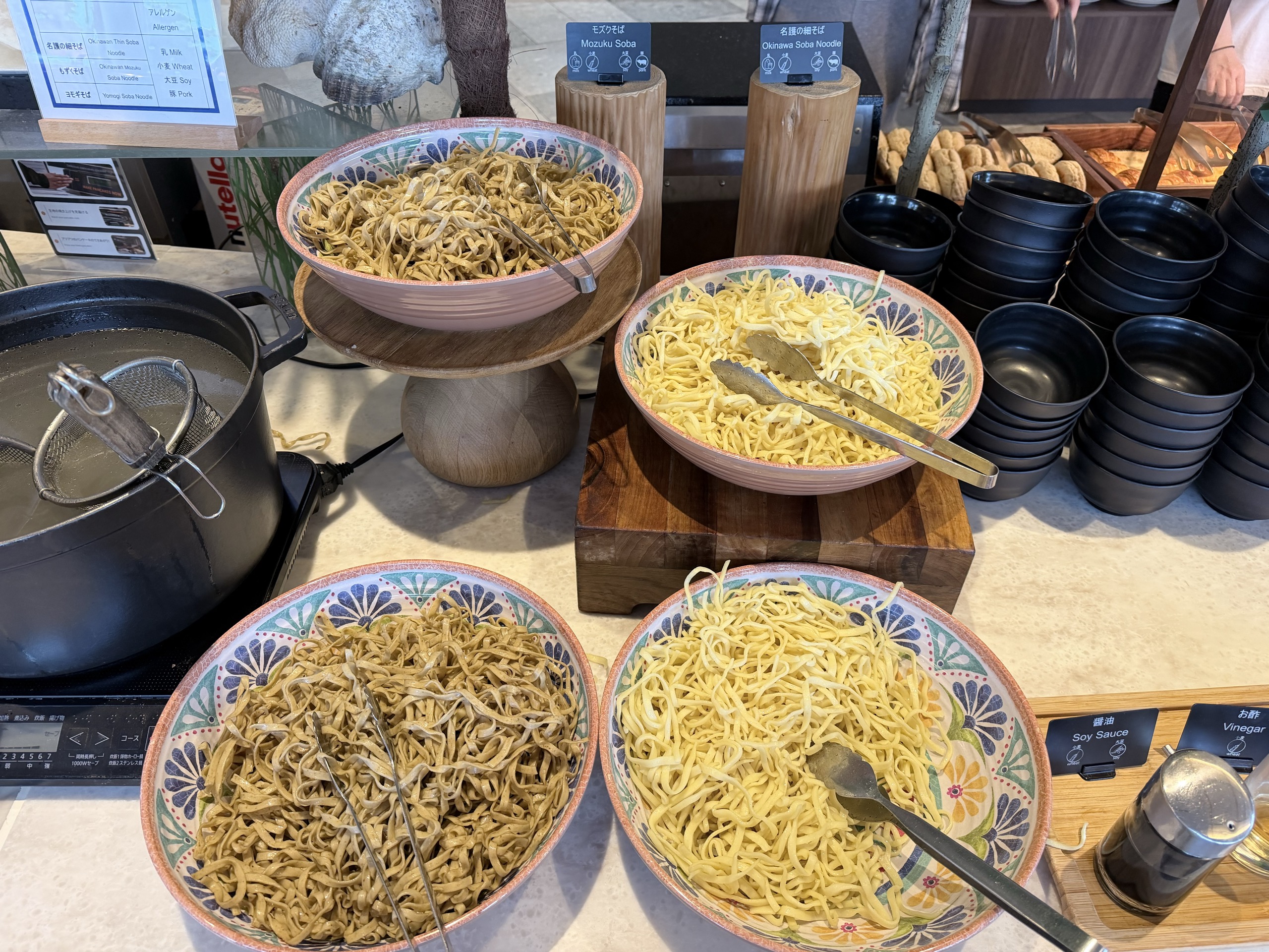 沖縄そばの麺の鉢と、麺をゆでる鍋