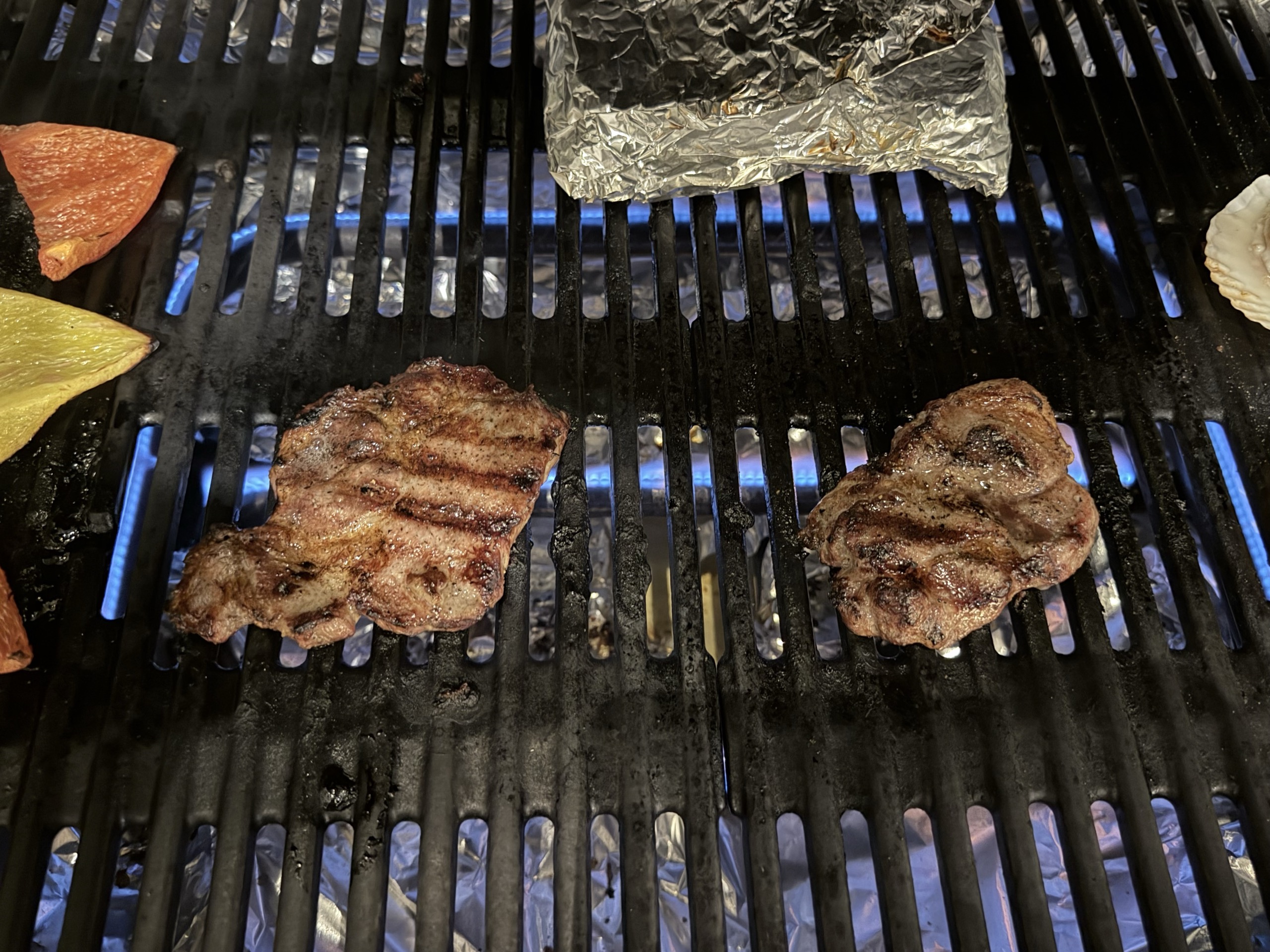 網の上で焼けたお肉と、パプリカ