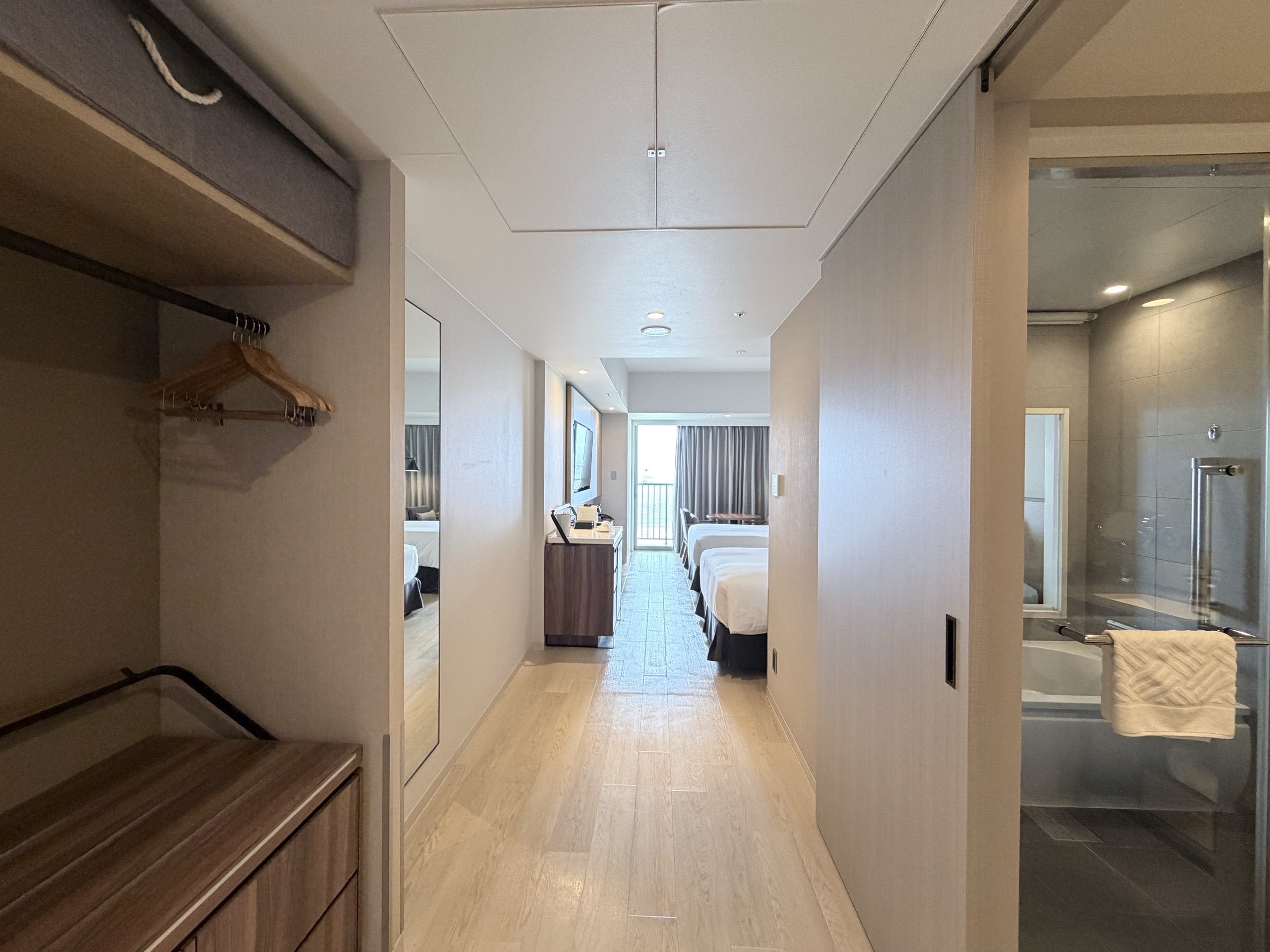 ツインの部屋の入口からの通路