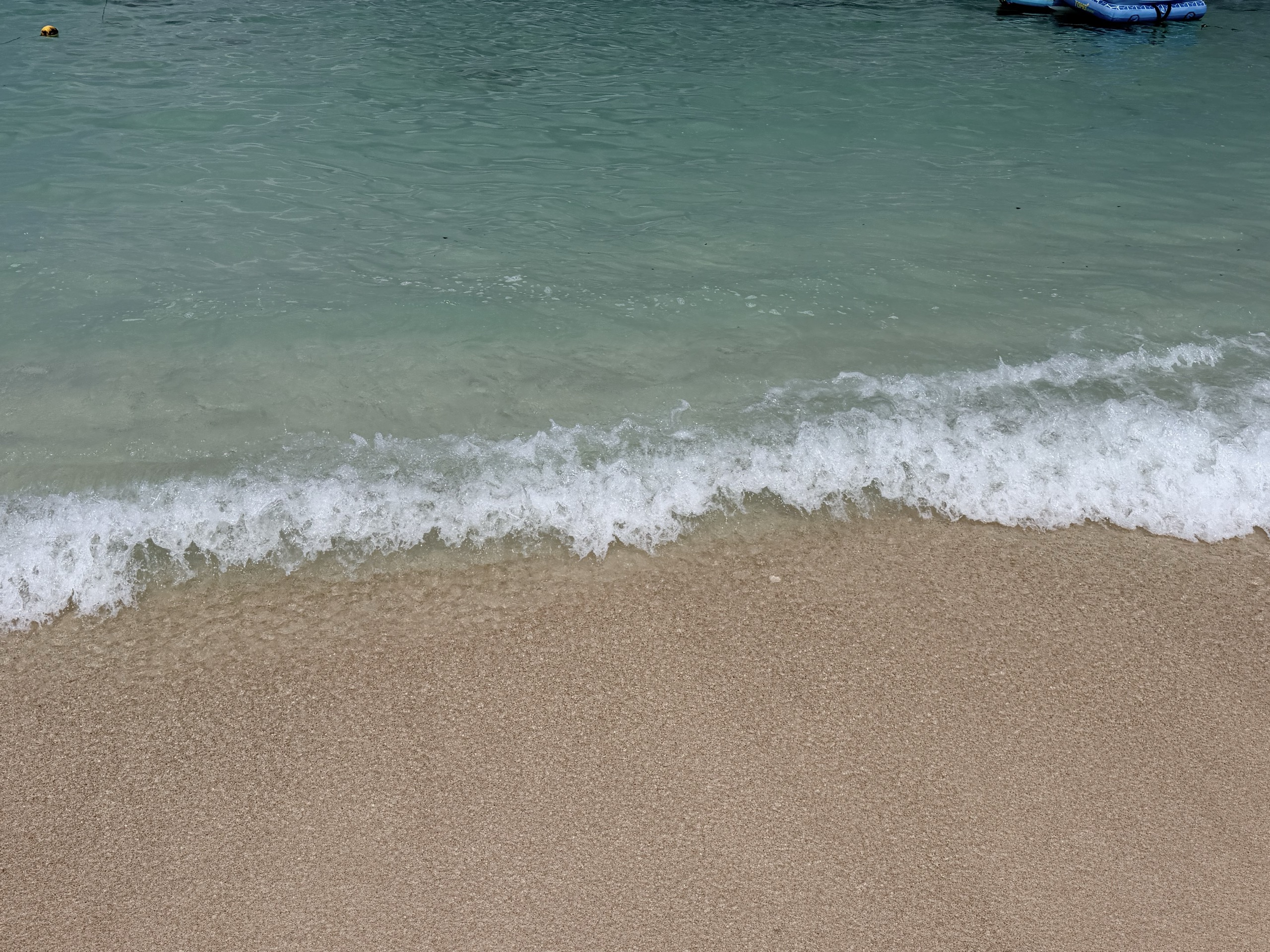 瀬底ビーチの透き通った海