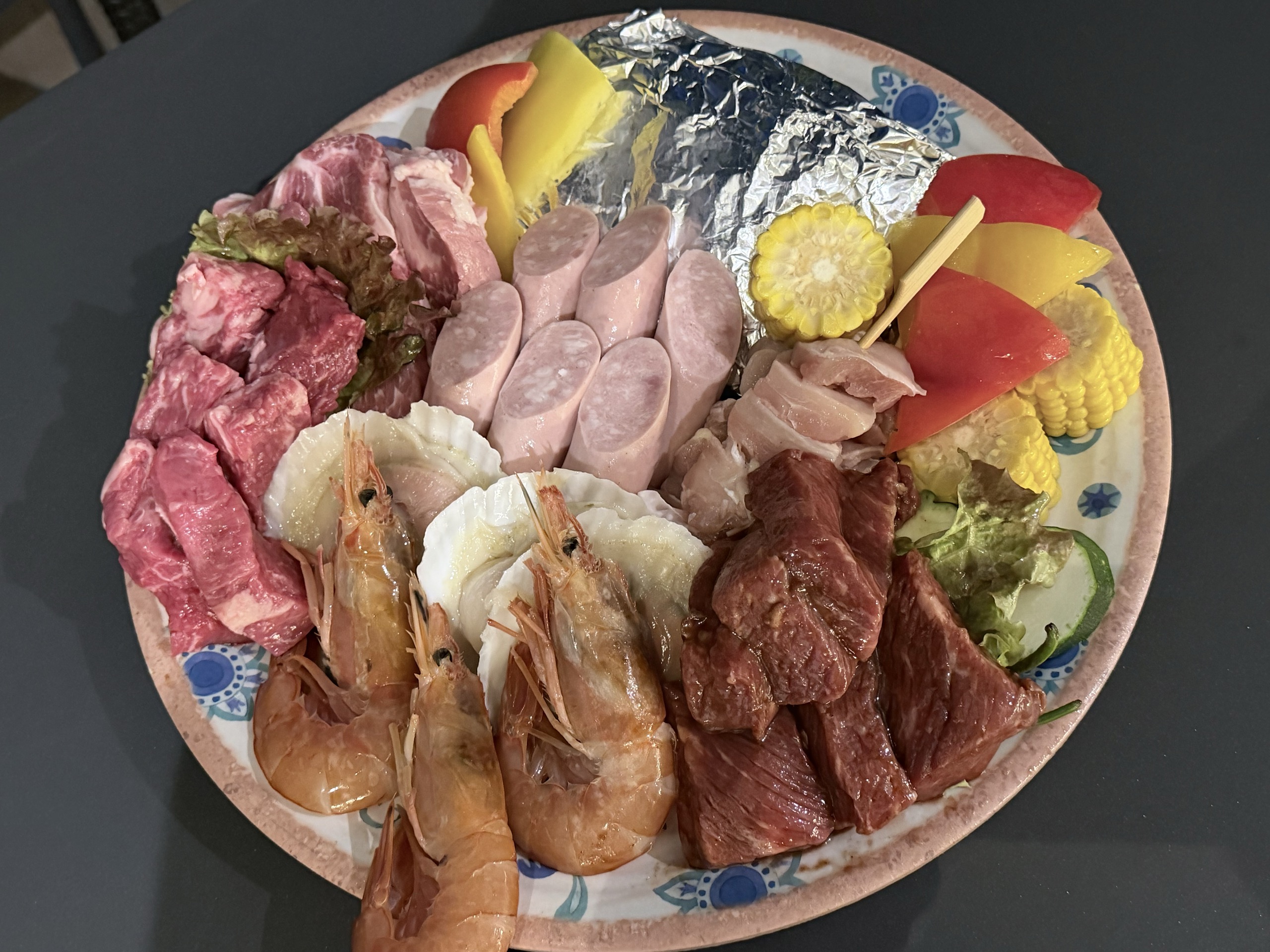焼く前のBBQのお肉と具材。3人前のお皿です