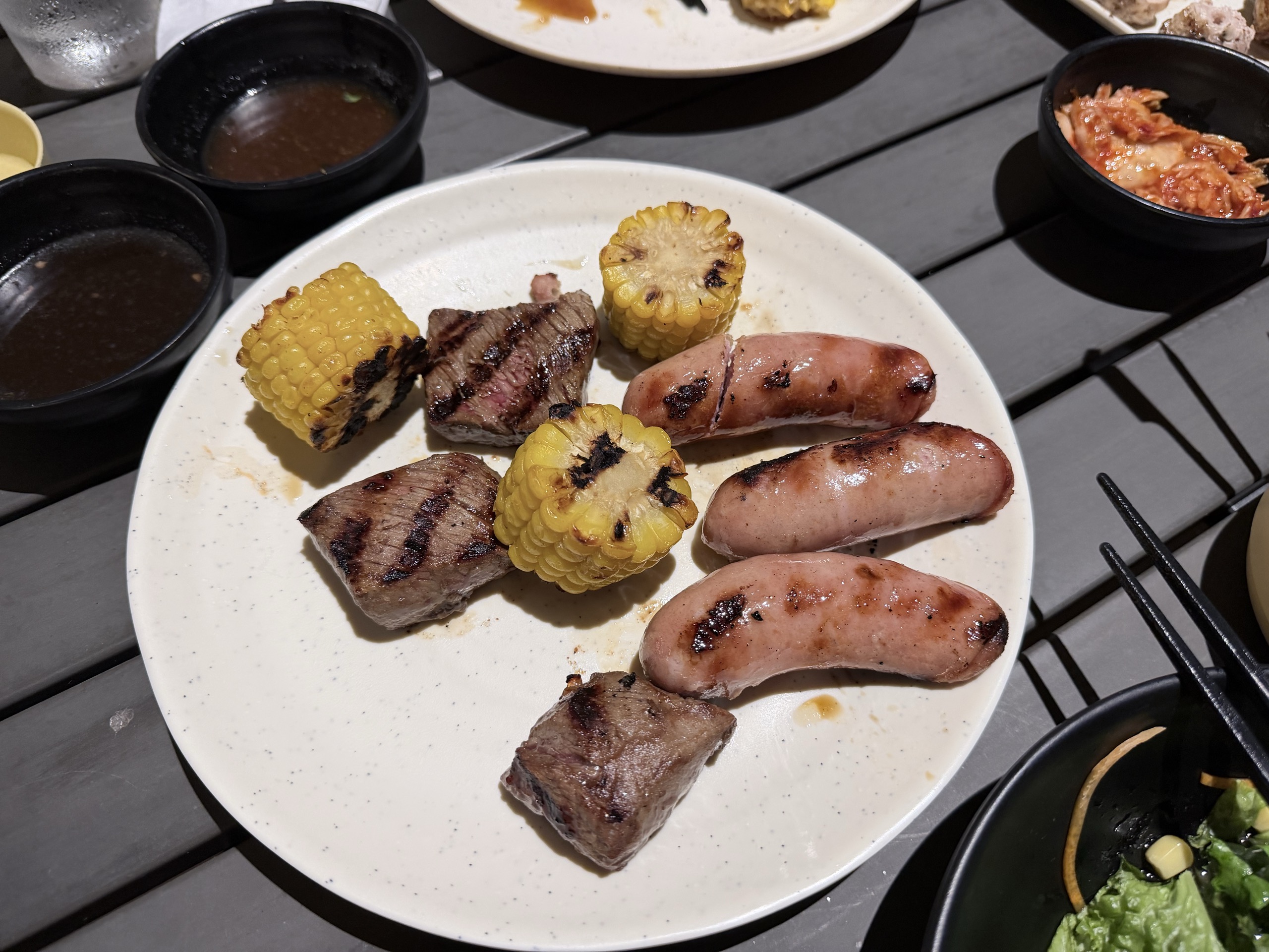 焼いたお肉ととうもろこし、ソーセージ