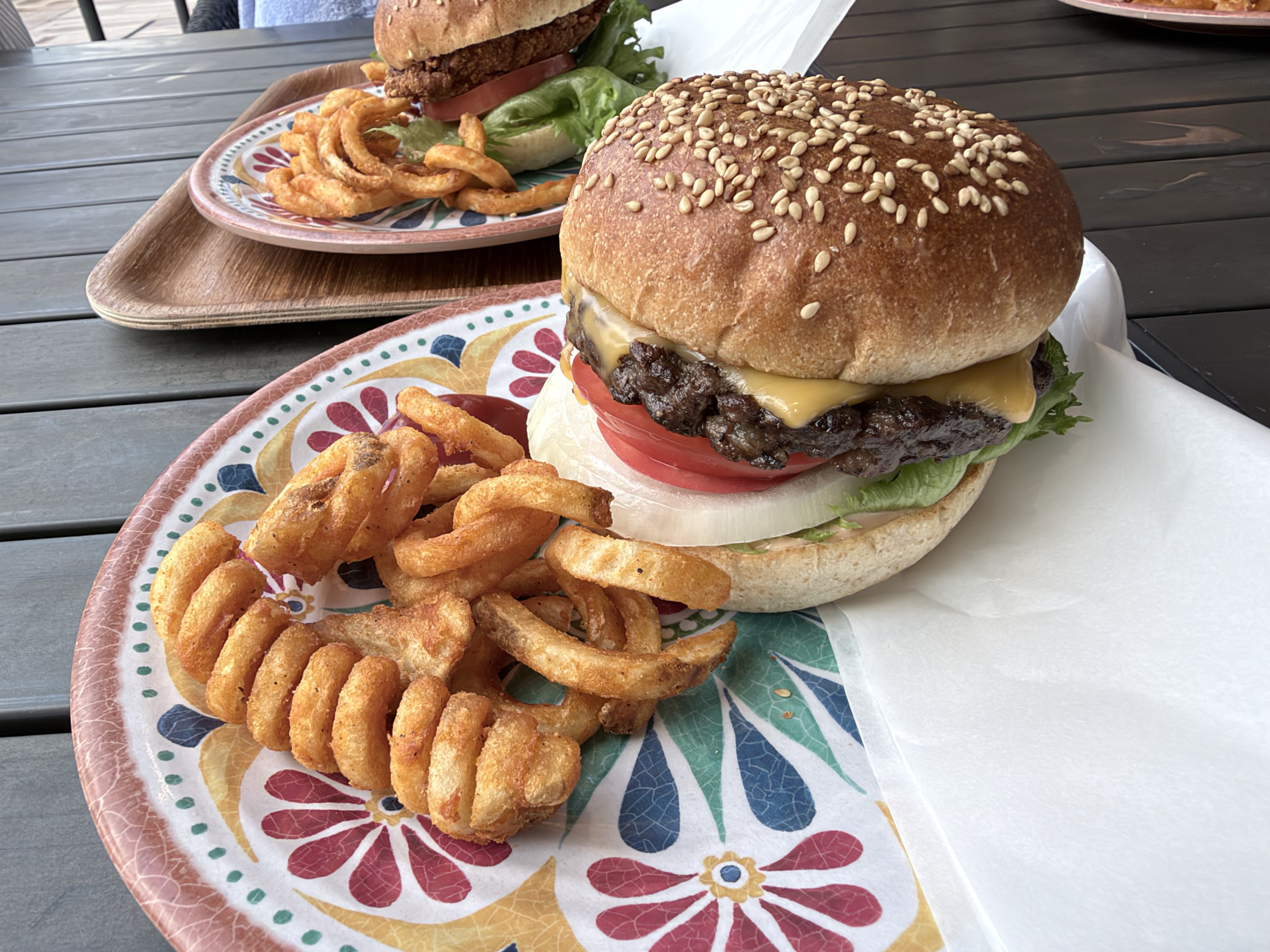 プールサイドバーのバーガーとポテト