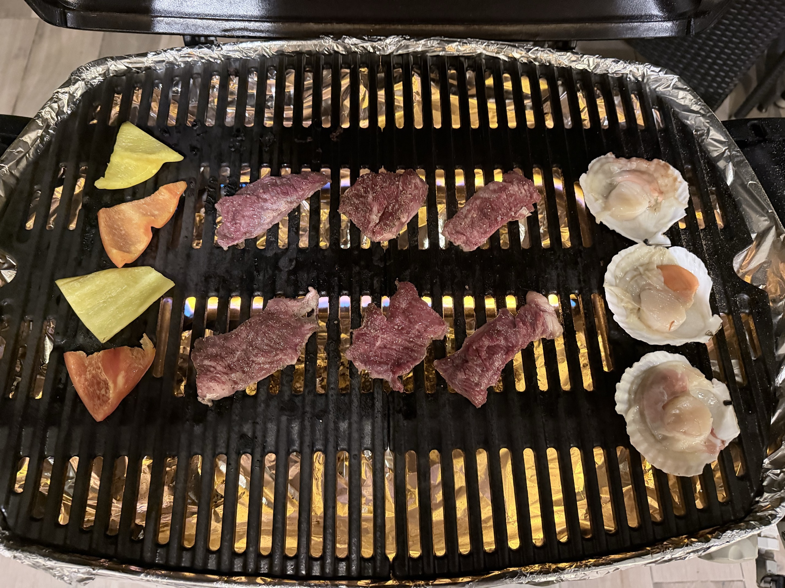 グリルで焼いているお肉とパプリカ、ホタテ