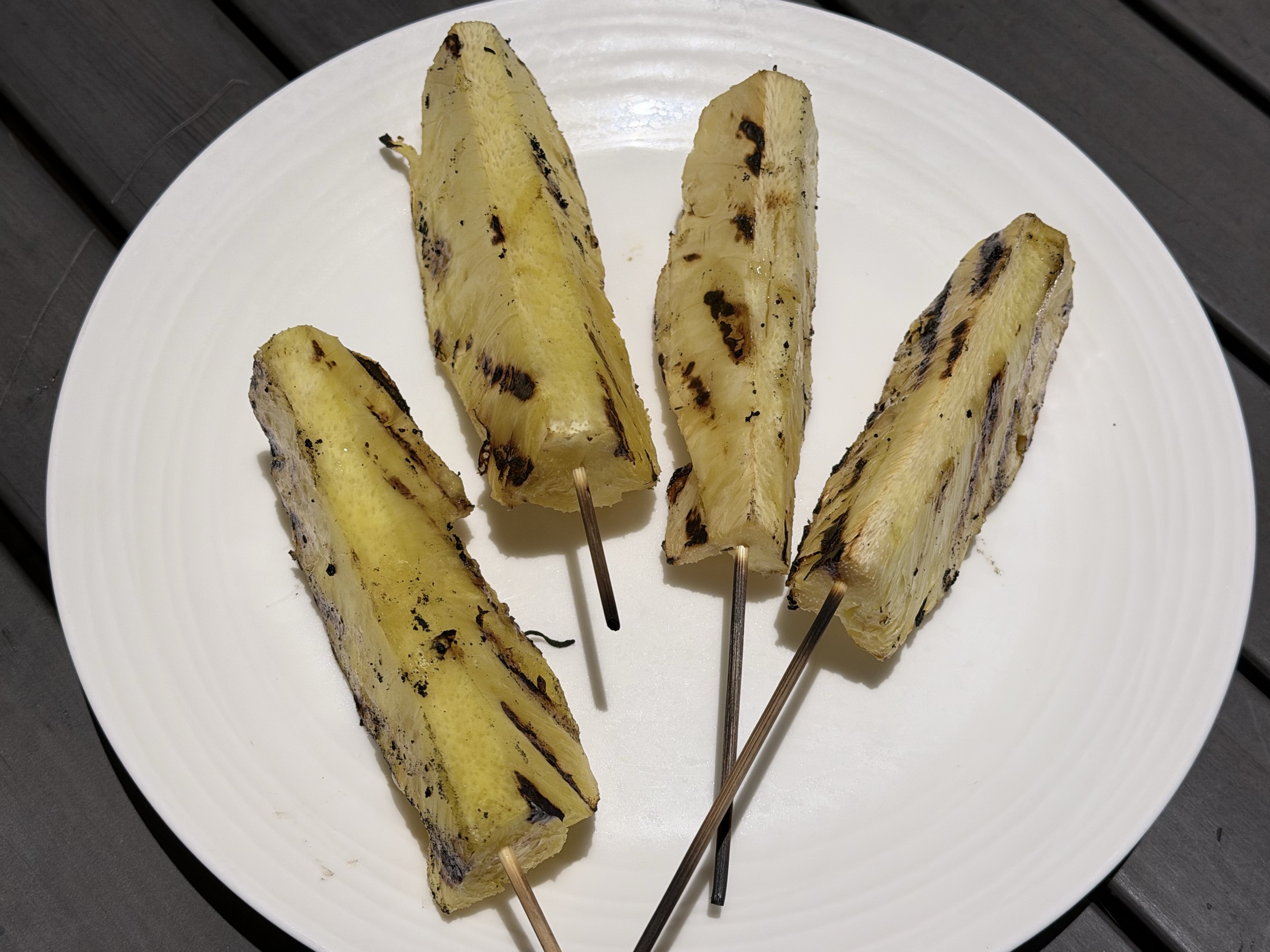 焼いたパイナップルの串