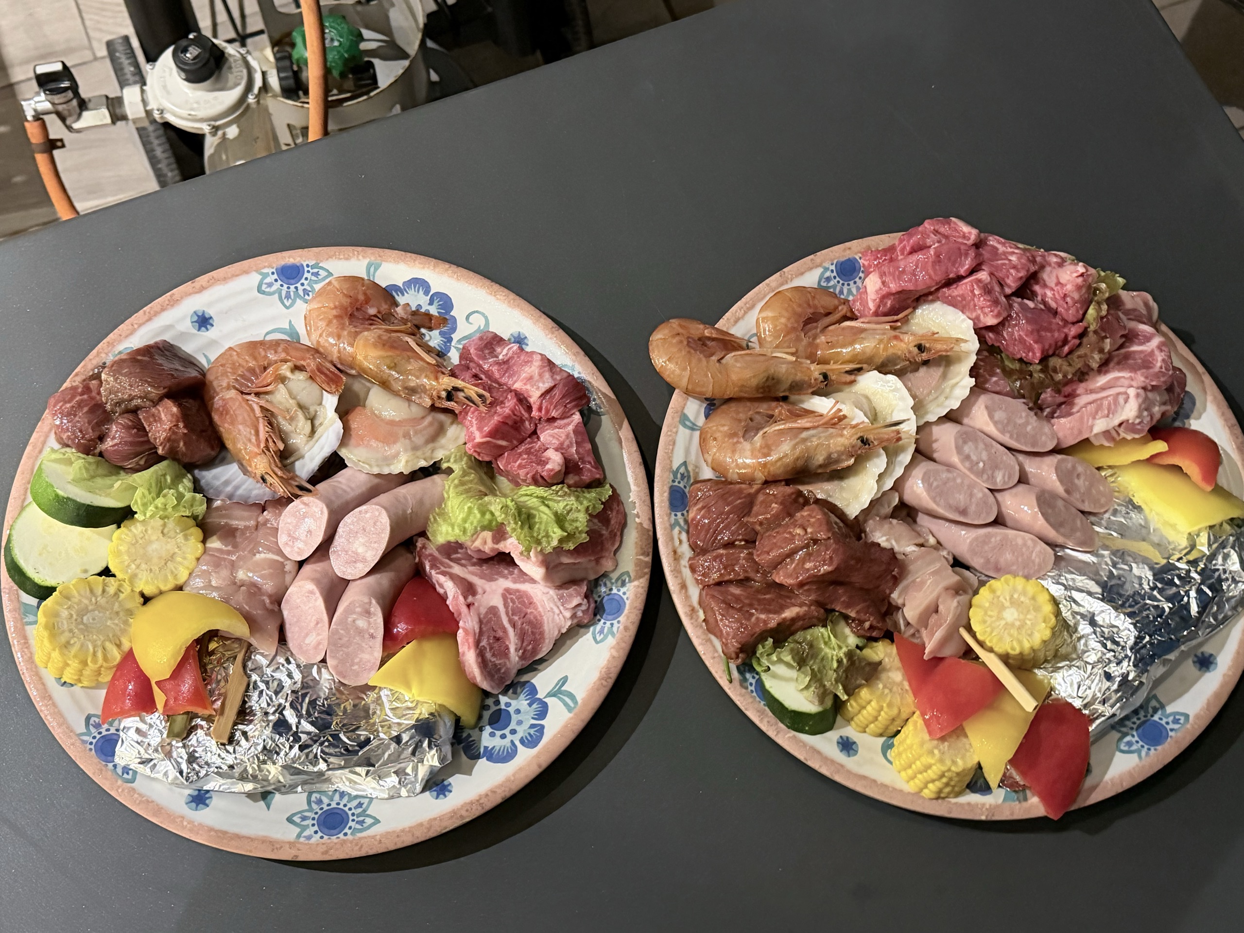 全部で5人前の、焼く前のお皿