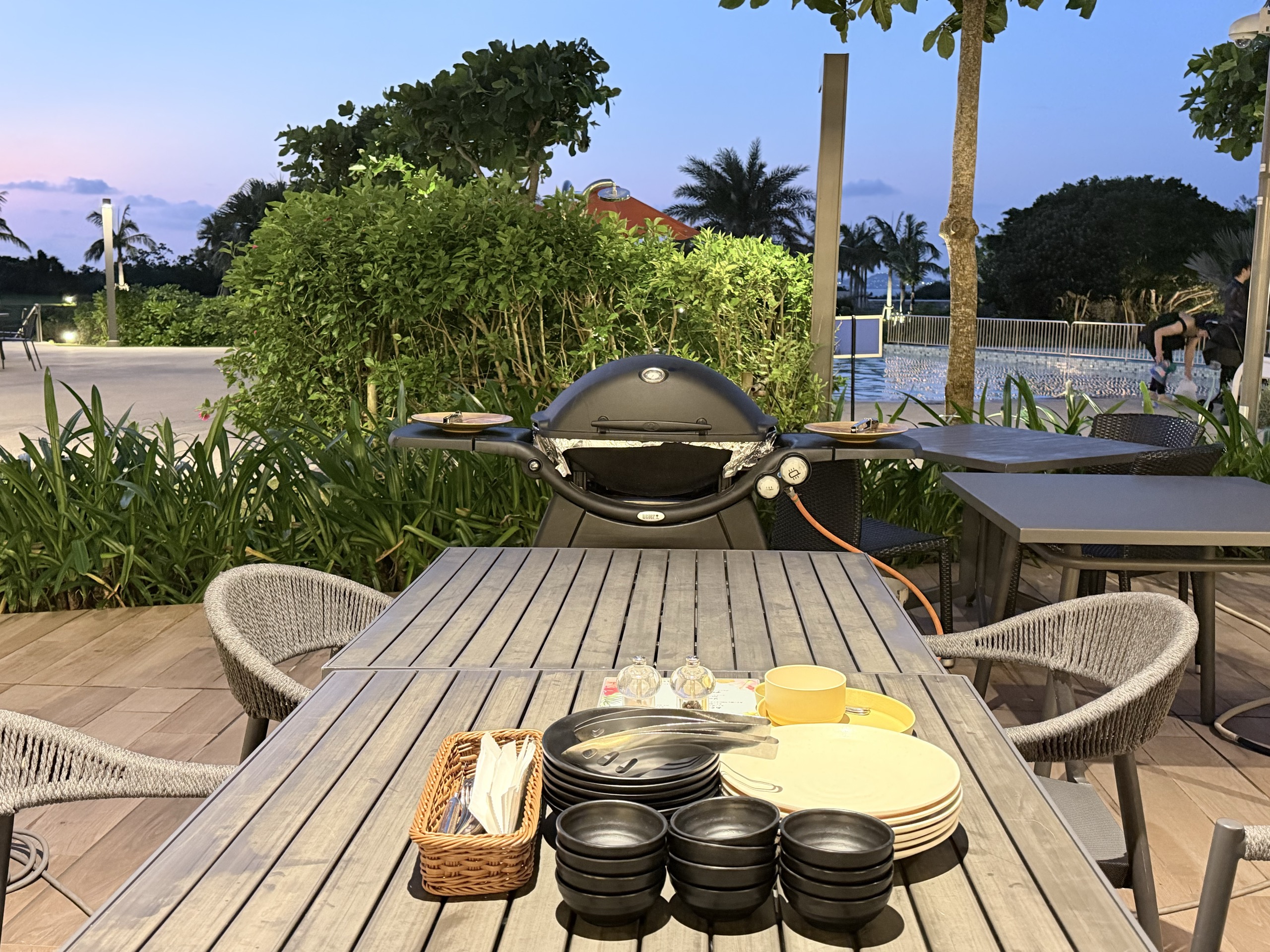 BBQのテーブルとグリル