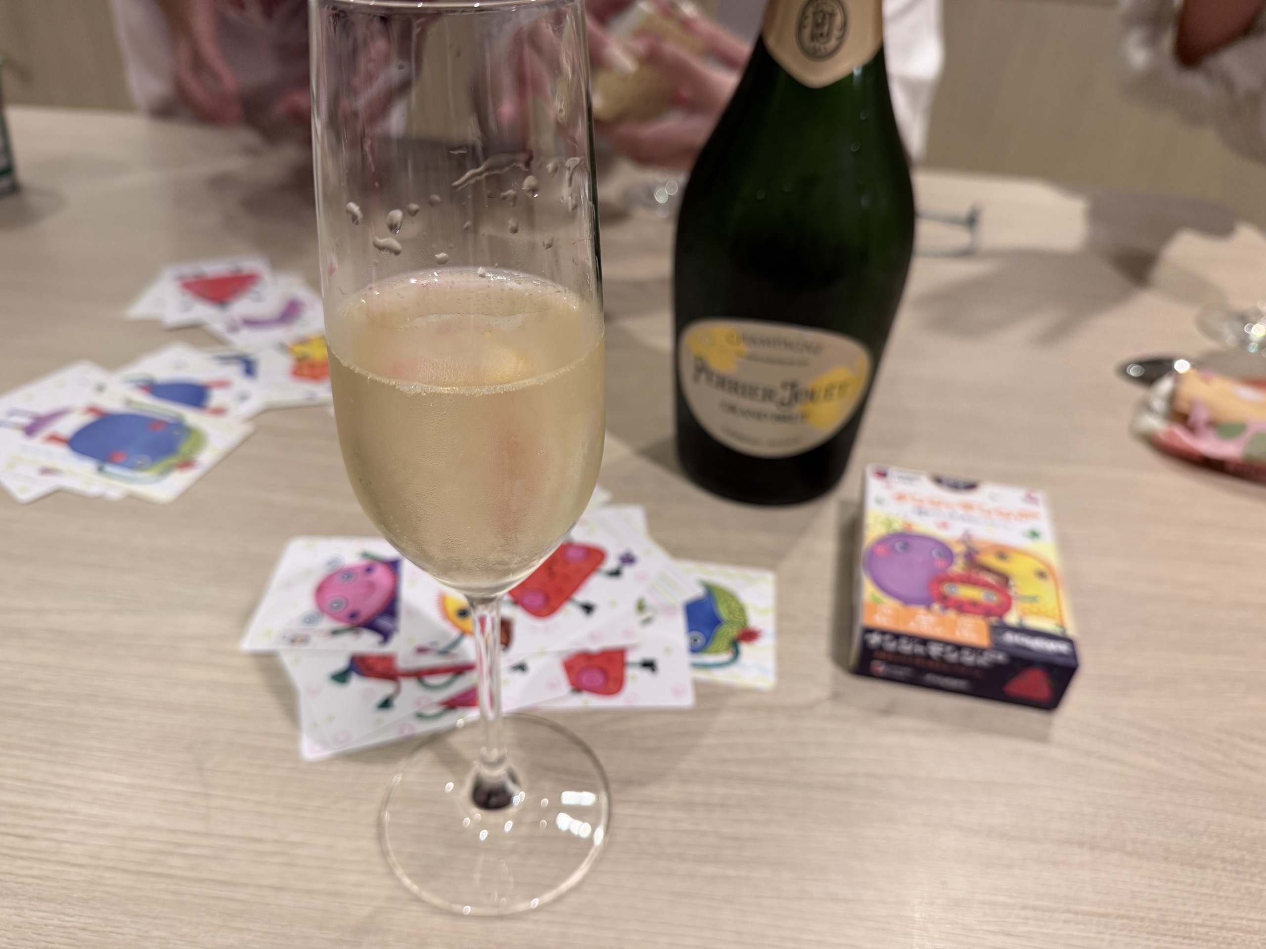 広げたカードと、ペリエジュエのグラス