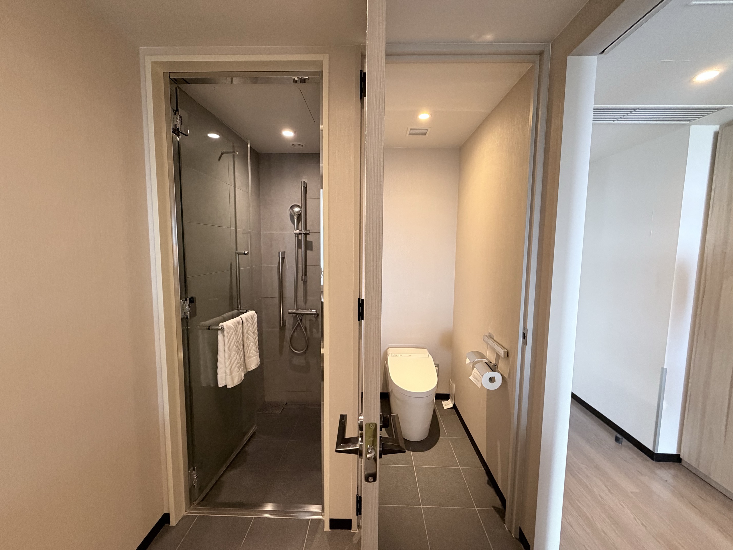 アウトドアバスの部屋のシャワー室とトイレ