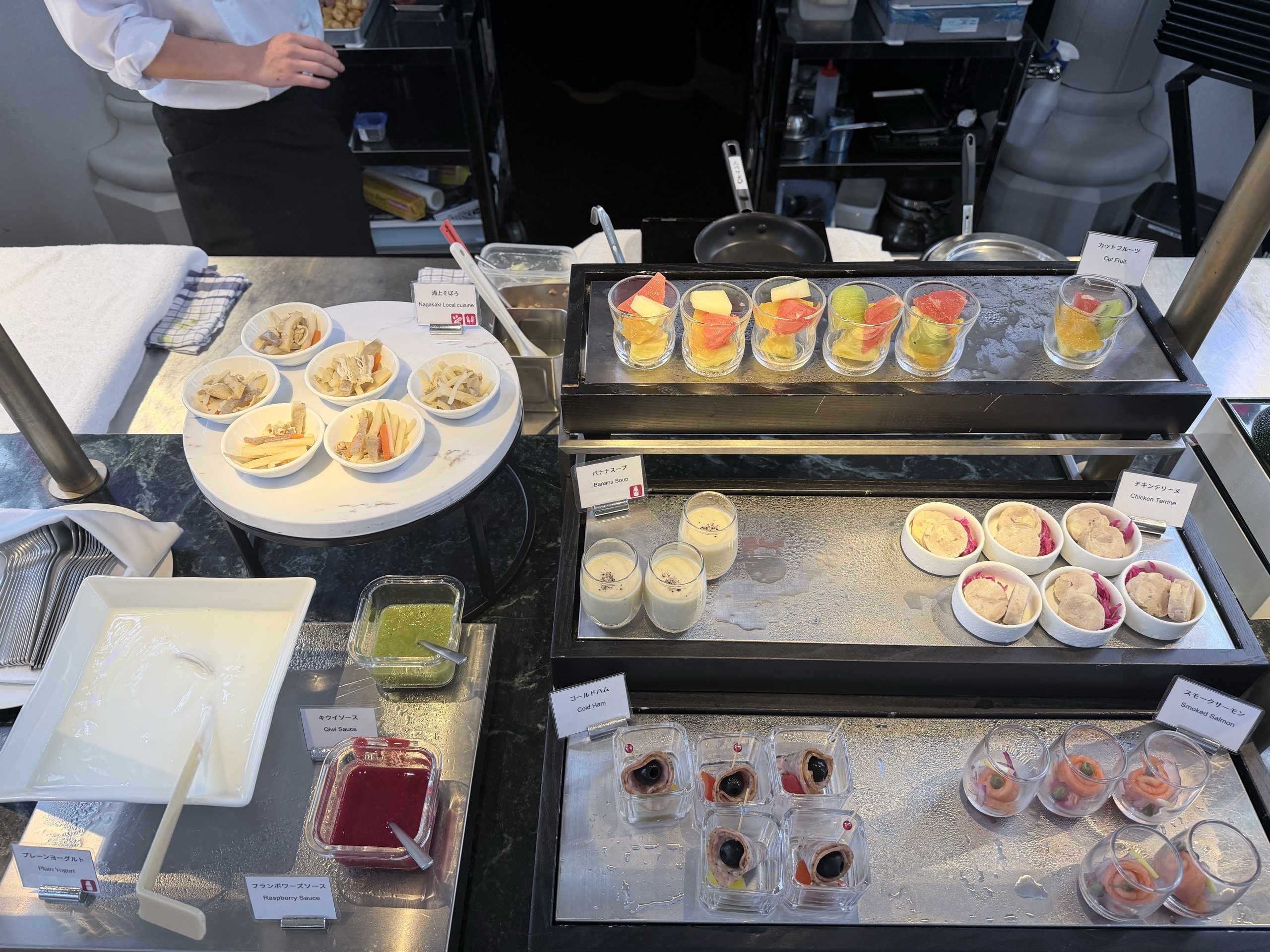 冷たい料理の棚