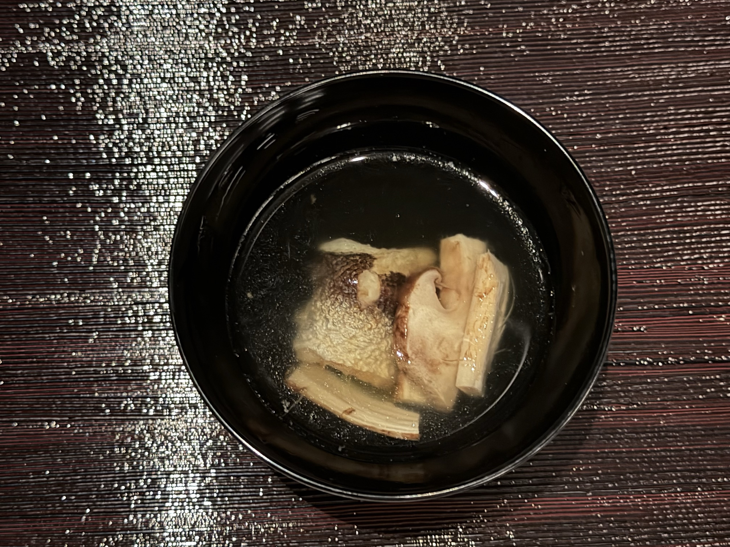 焼いた白身の魚と松茸が入った、お椀