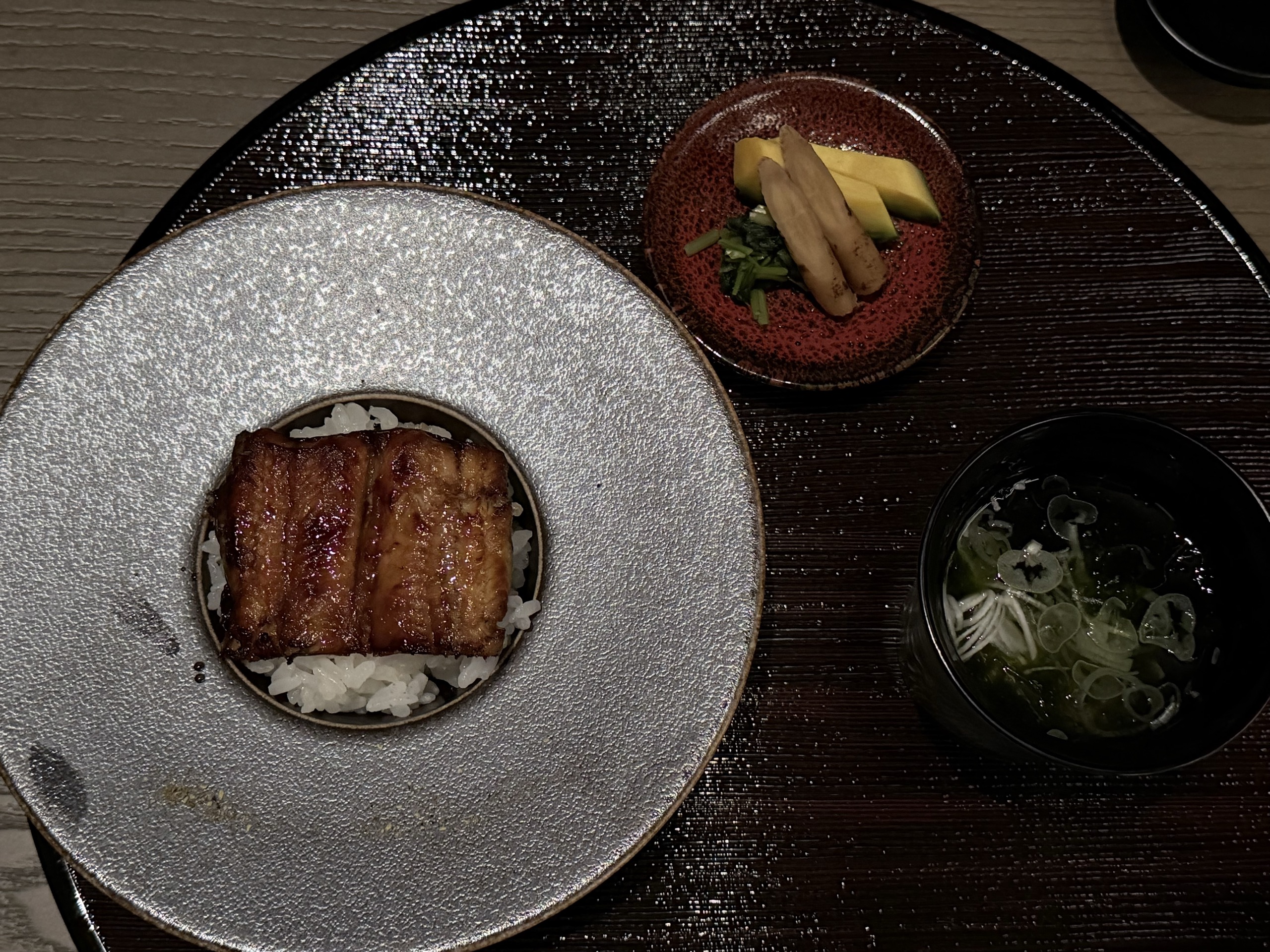 焼き鰻をのせたご飯と、香の物、澄まし汁