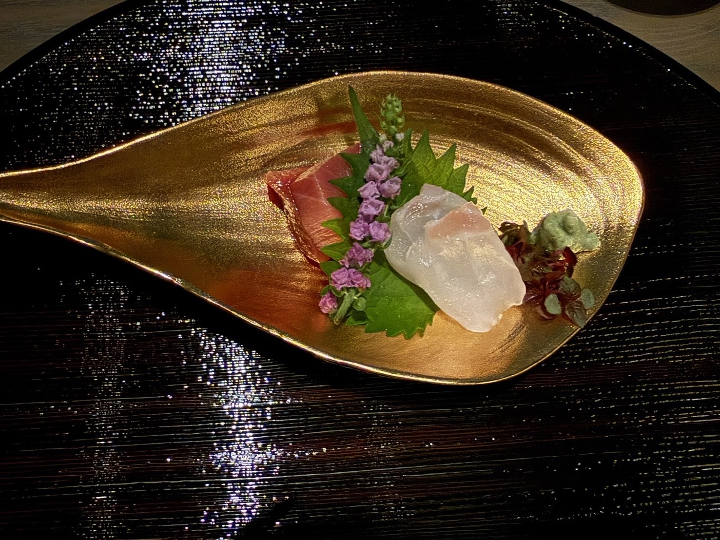 金色の葉の形の器に盛られた、赤身と白身のお刺身