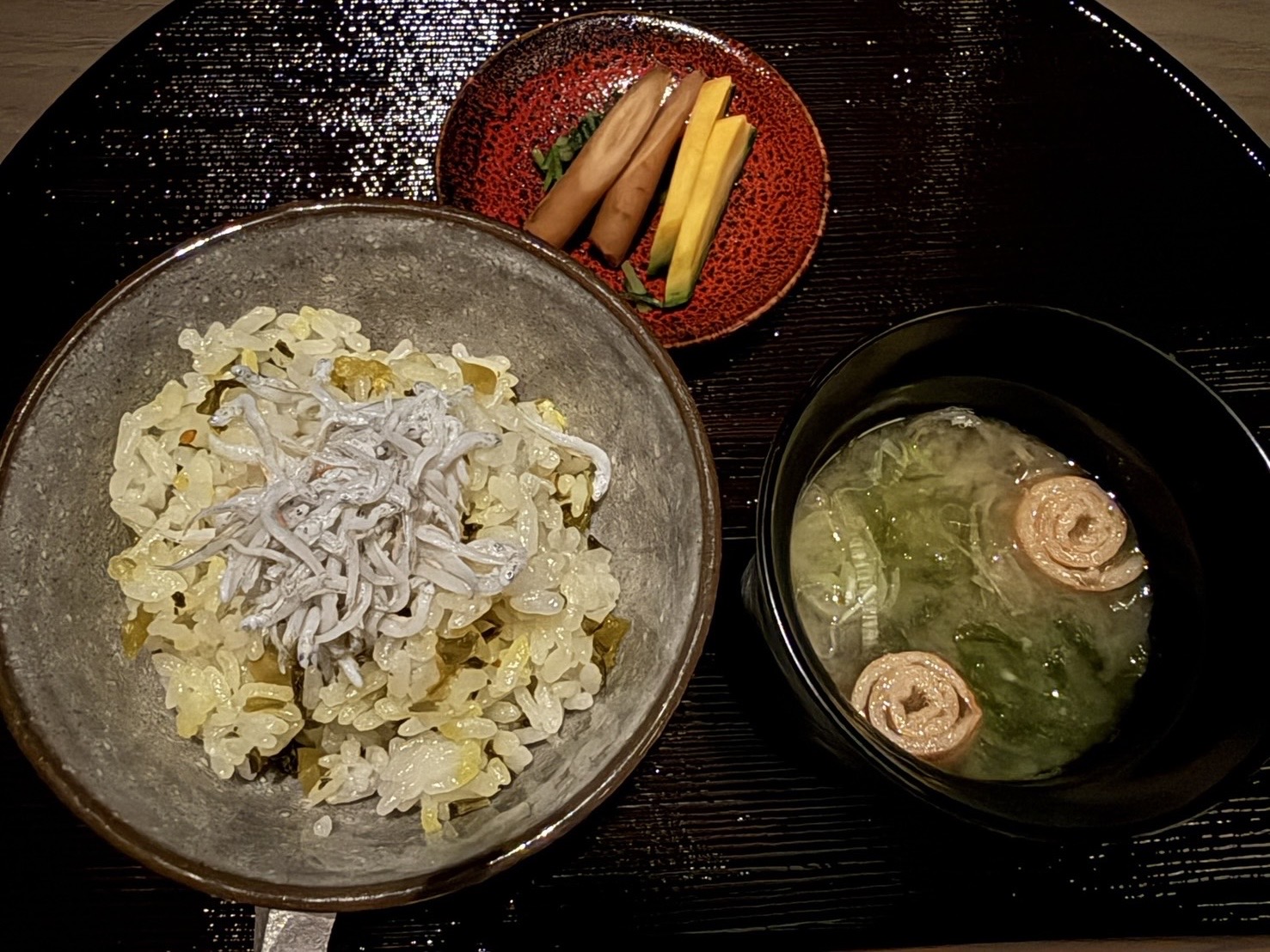 しらすをのせたご飯と、香の物、みそ汁