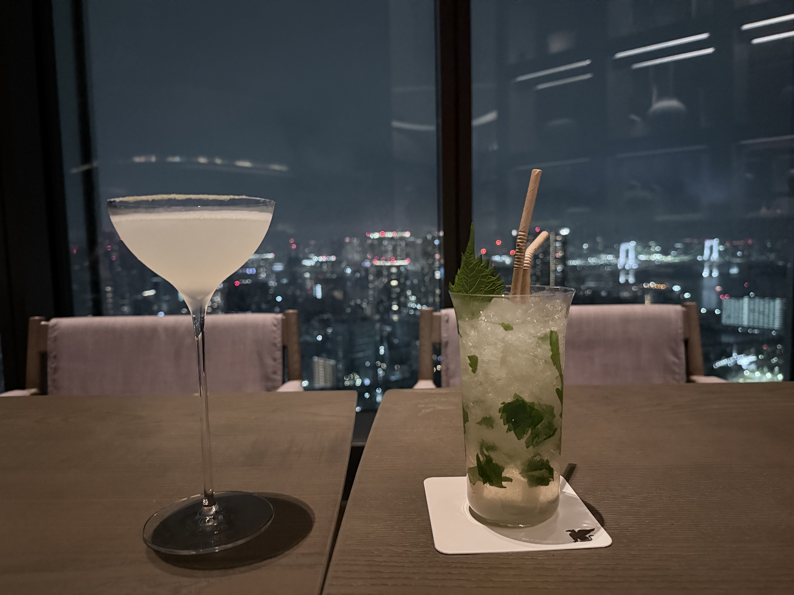 窓辺のテーブルの、白いカクテルと、青じそを入れたカクテル