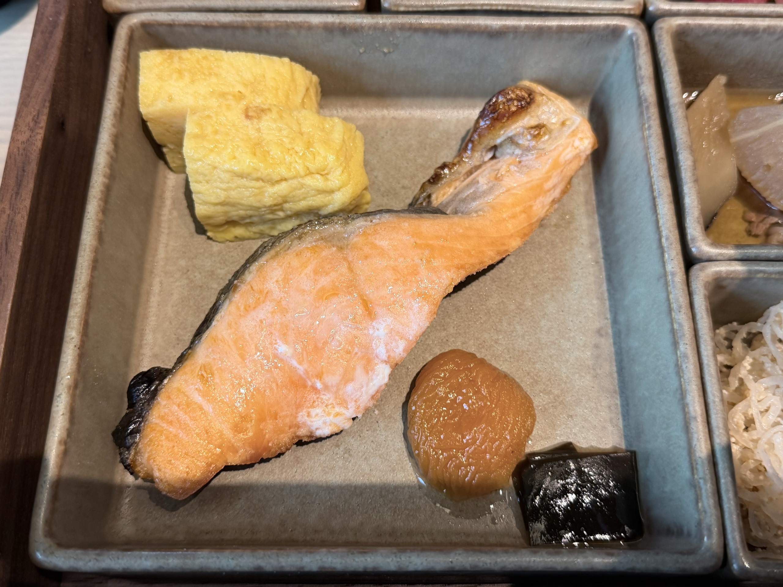 お膳の1マスの、焼いた鮭の切り身と卵焼き