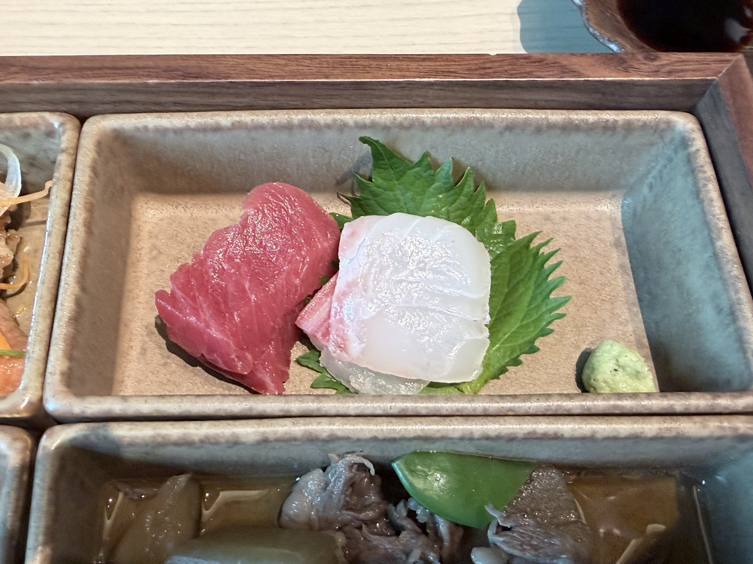 お膳の別のマスの、お刺身と煮物