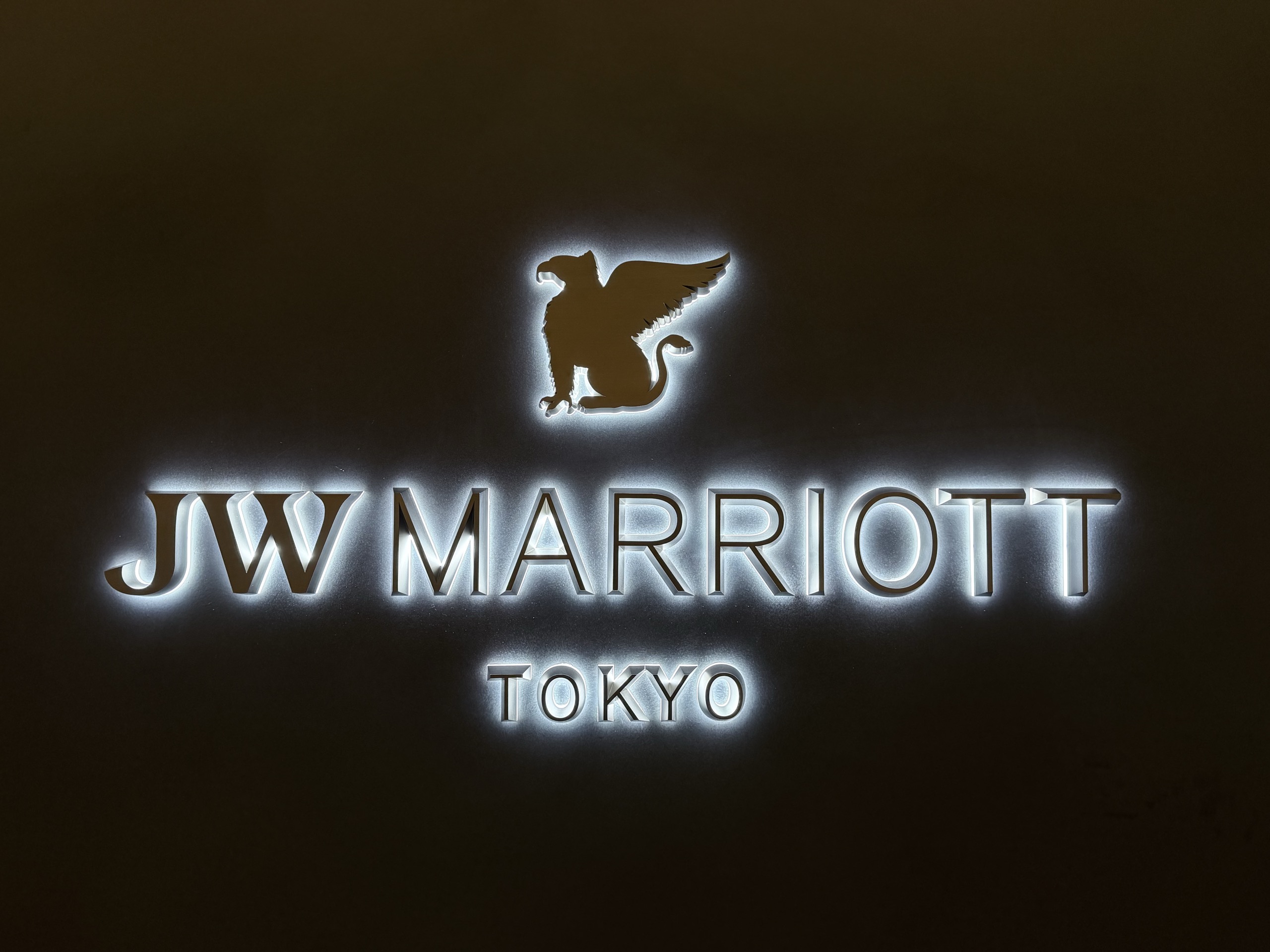 光る壁の「JW MARRIOTT TOKYO」のロゴ