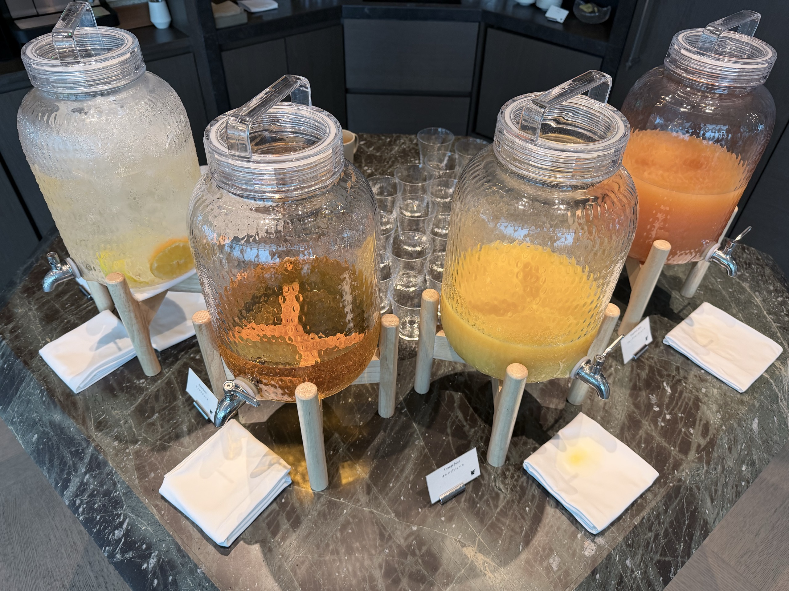 ラウンジのジュースのコーナー