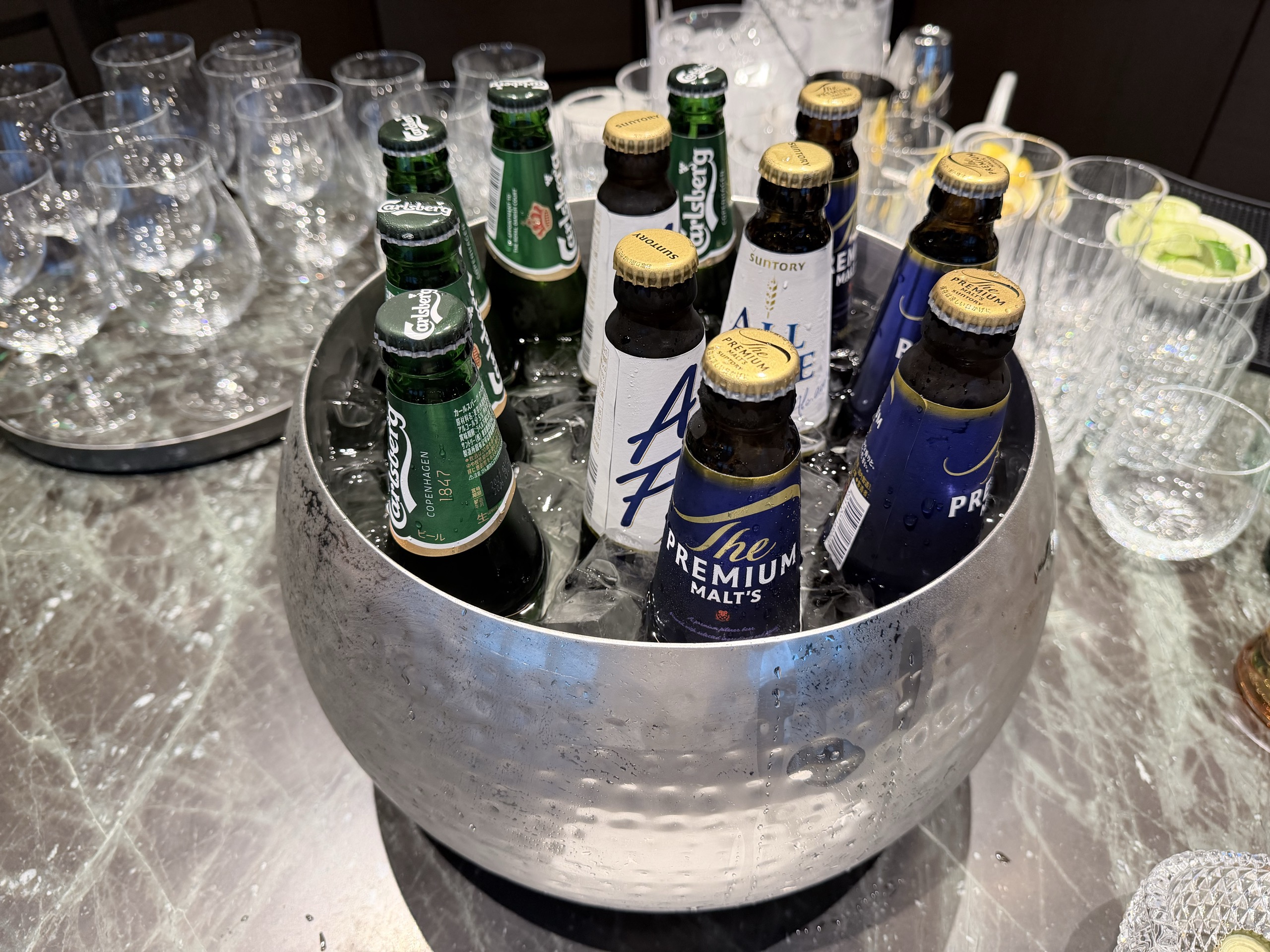 氷の鉢で冷やしたビール