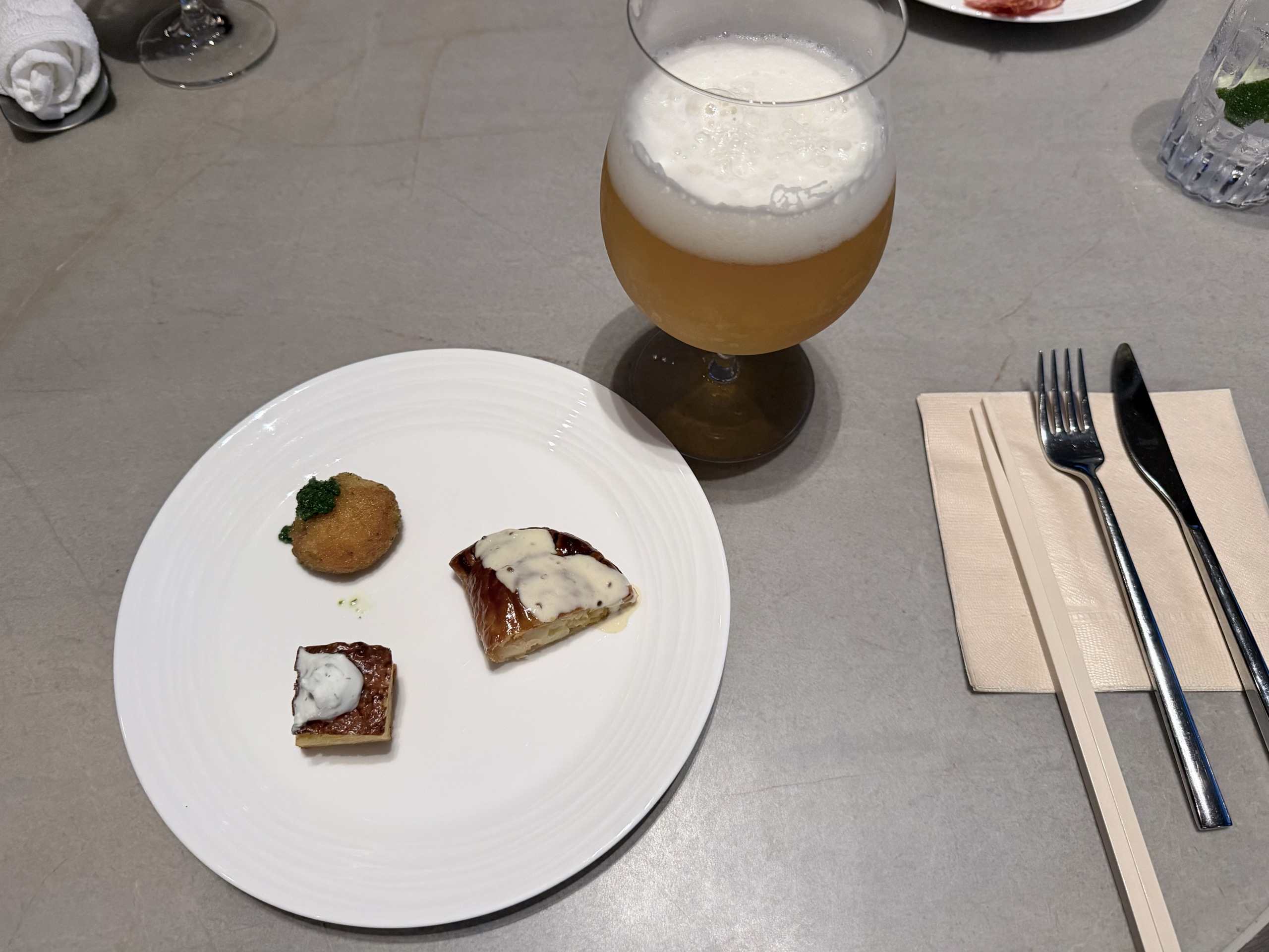 取り分けた温かい料理のお皿とビール