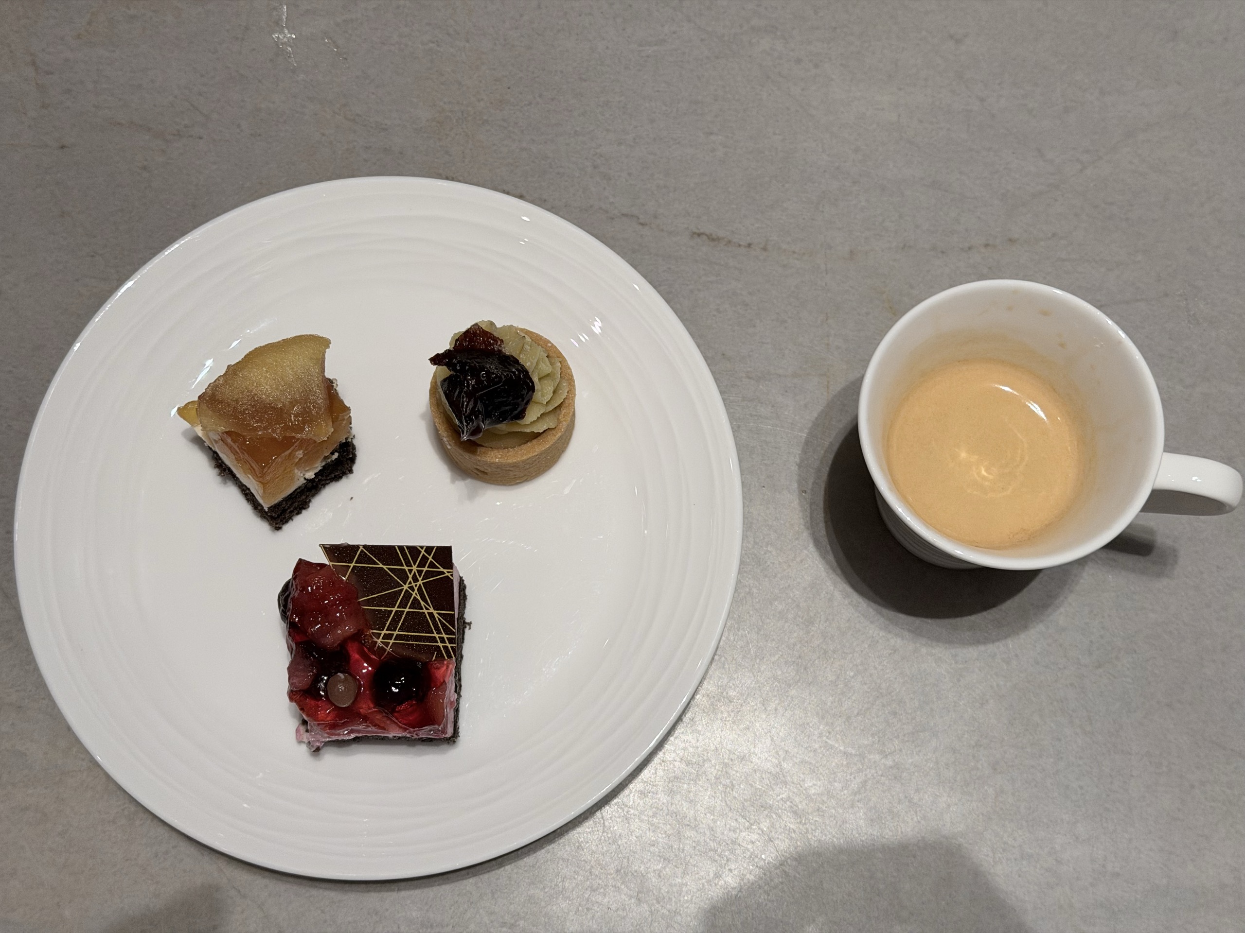 取り分けたデザートのお皿とコーヒー