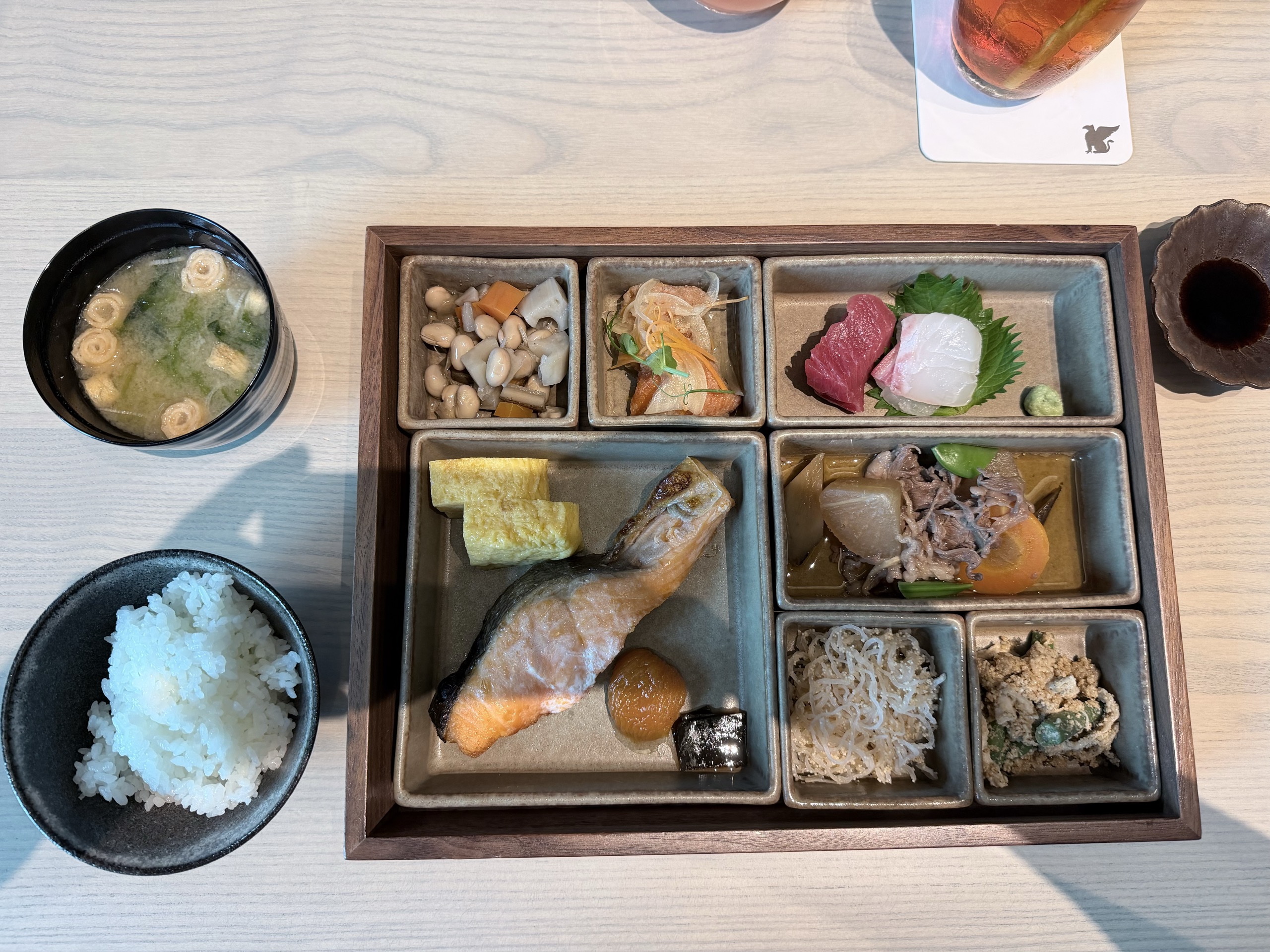 席に運ばれた和朝食のお膳
