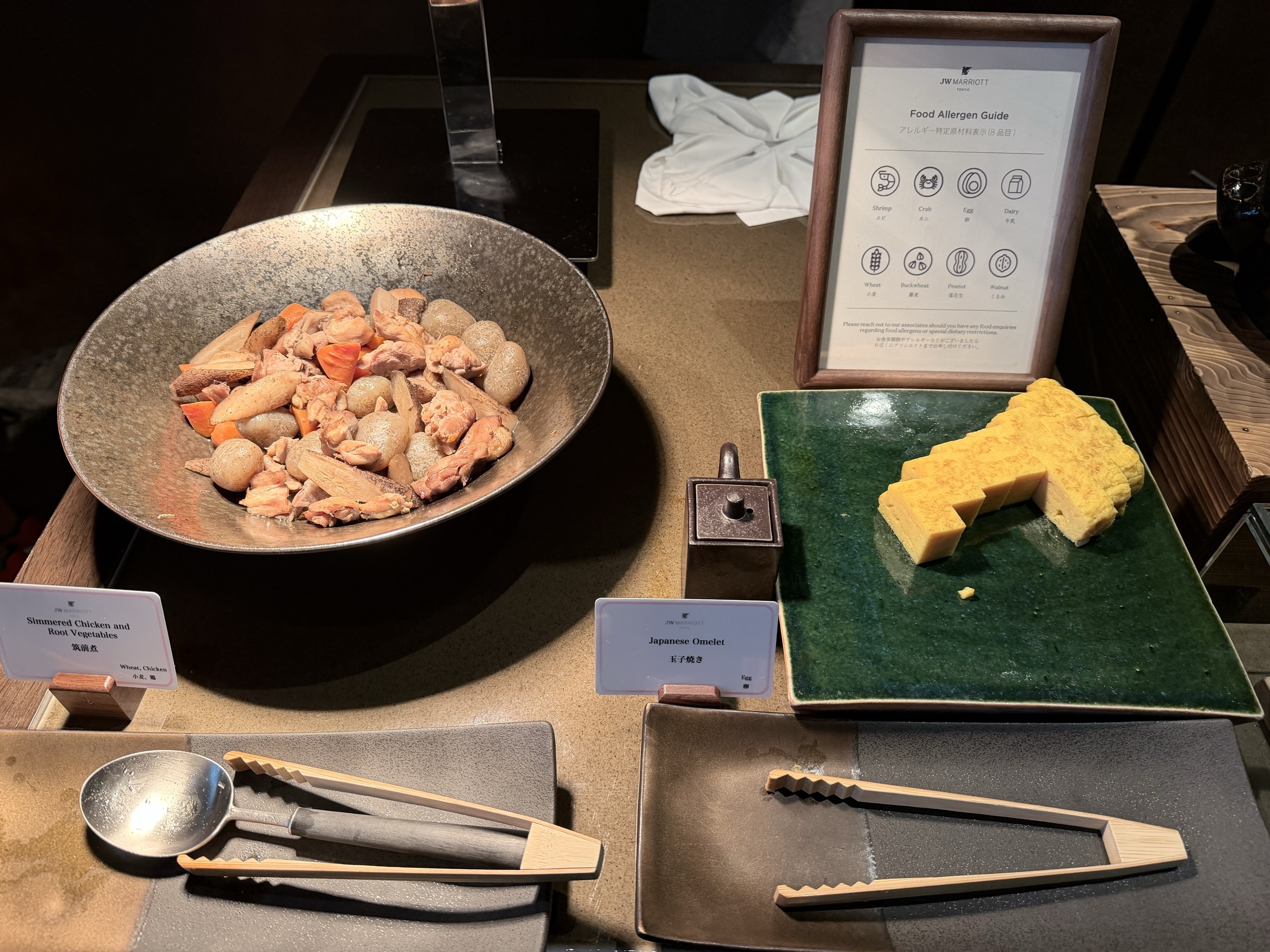 ビュッフェの和食の台(筑前煮と玉子焼き)
