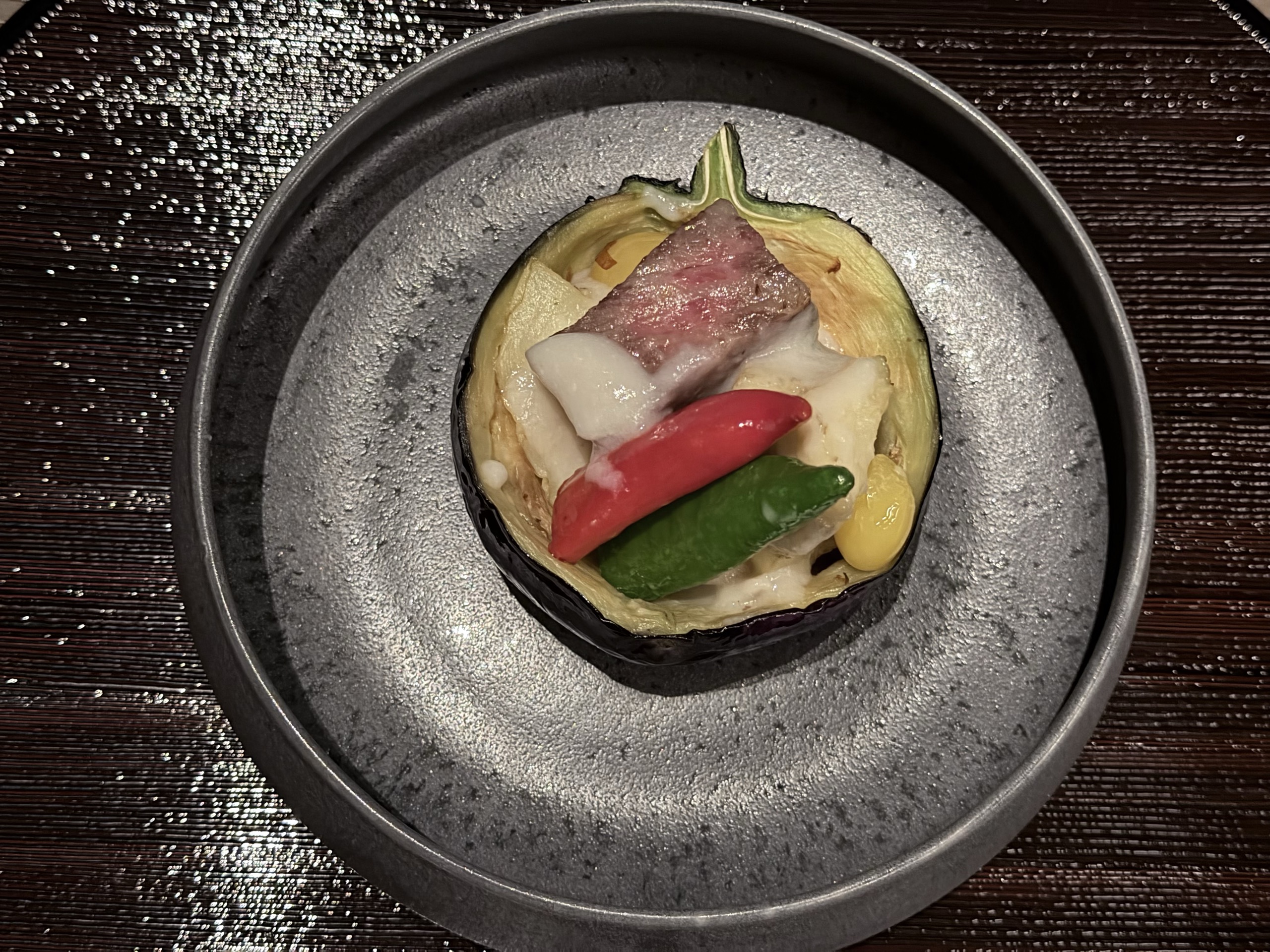 丸茄子の器に盛られた、和牛のロースト
