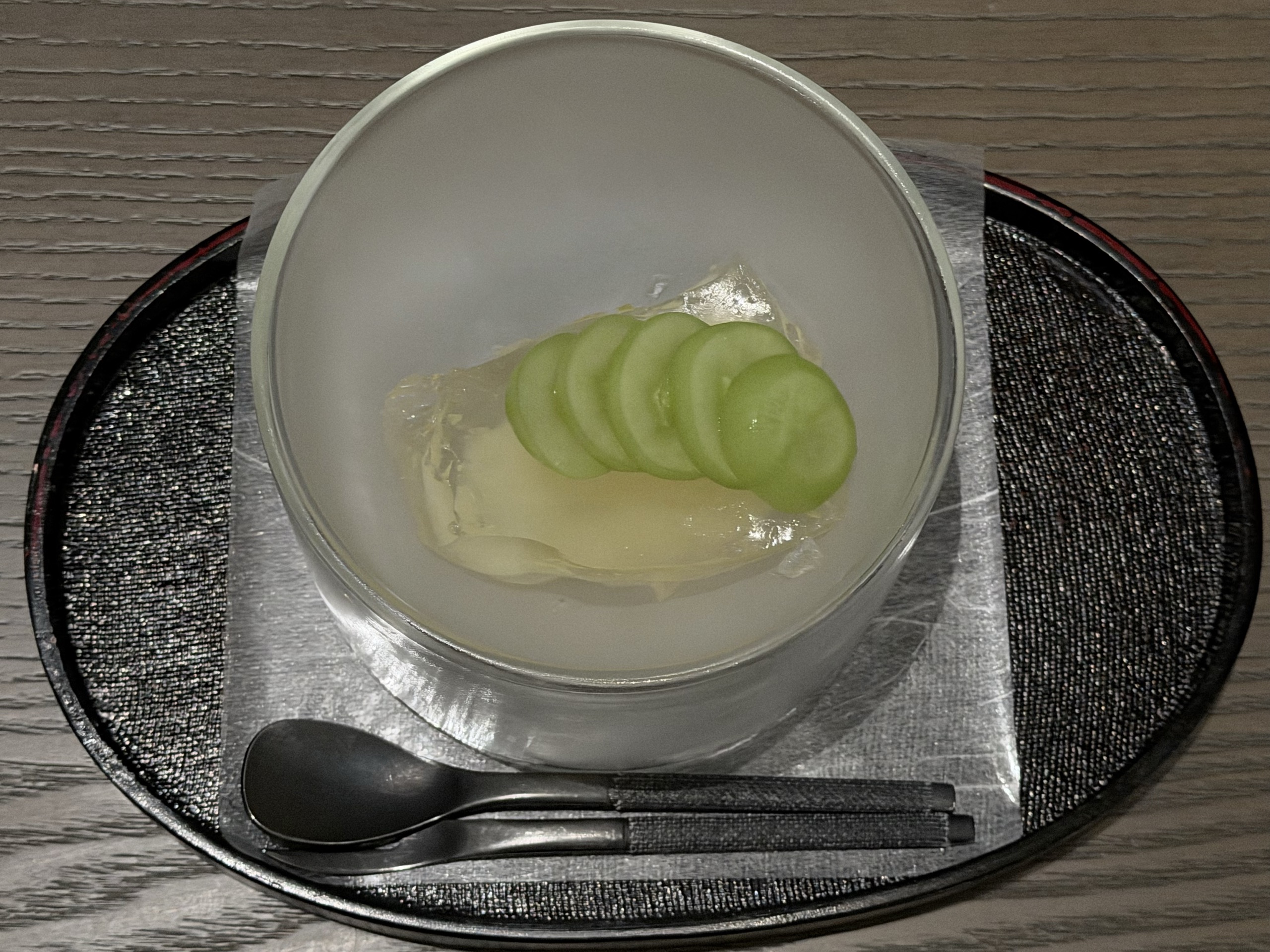 透明なゼリーに、緑の輪切りの果物を重ねた水菓子