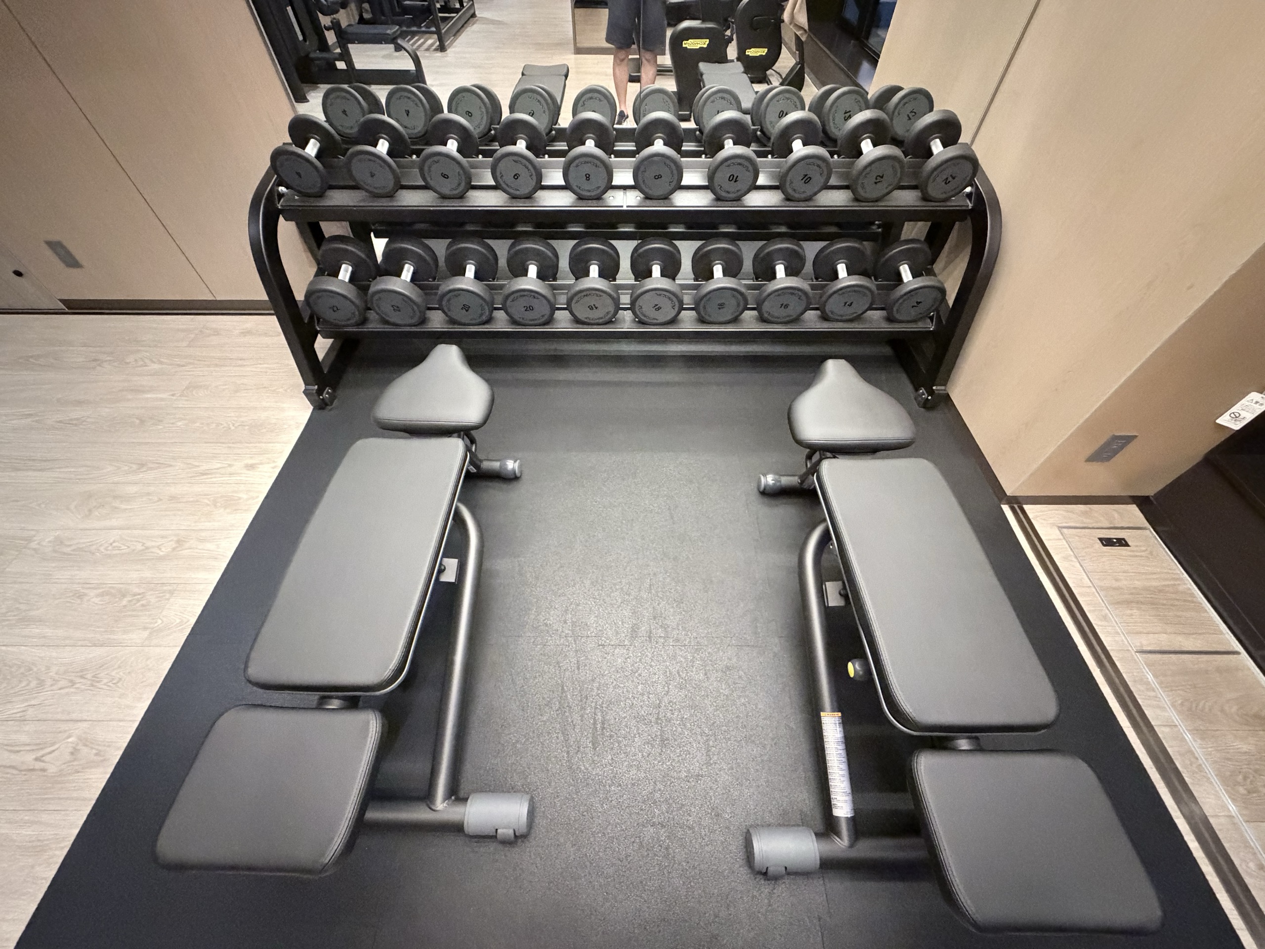 ジムのベンチとダンベルの棚