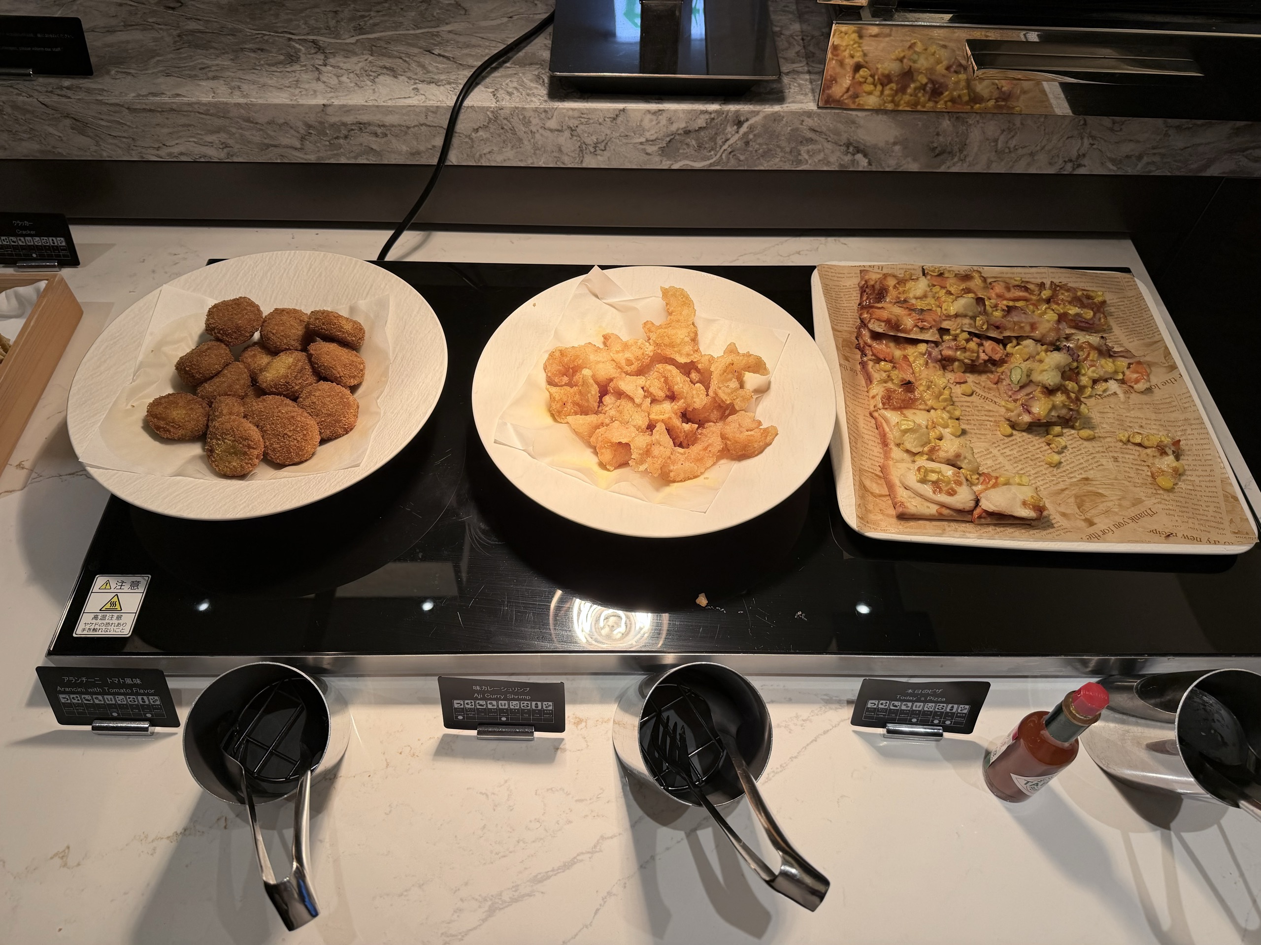 ラウンジの温かい料理のコーナー