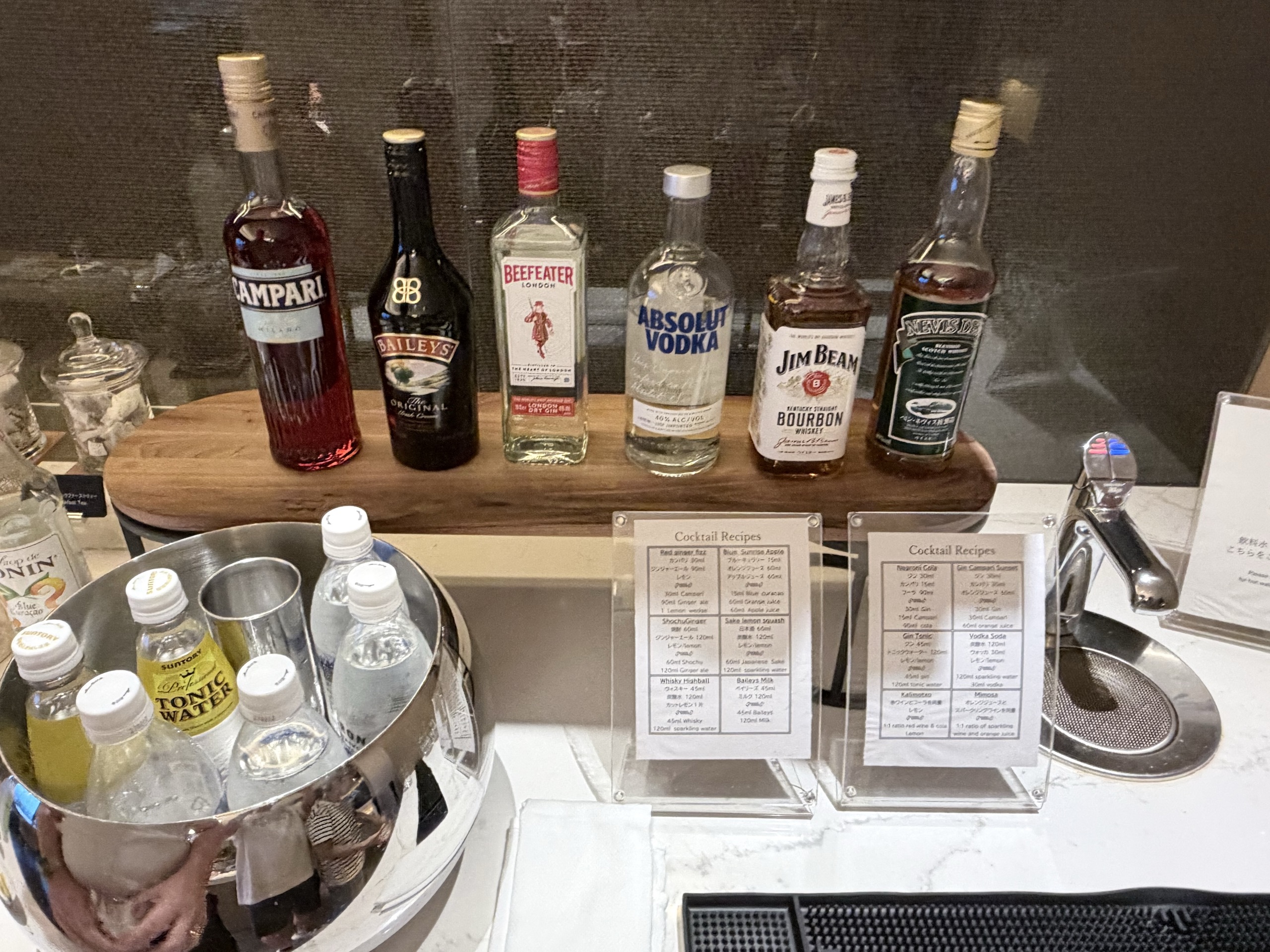 ラウンジのお酒のコーナー