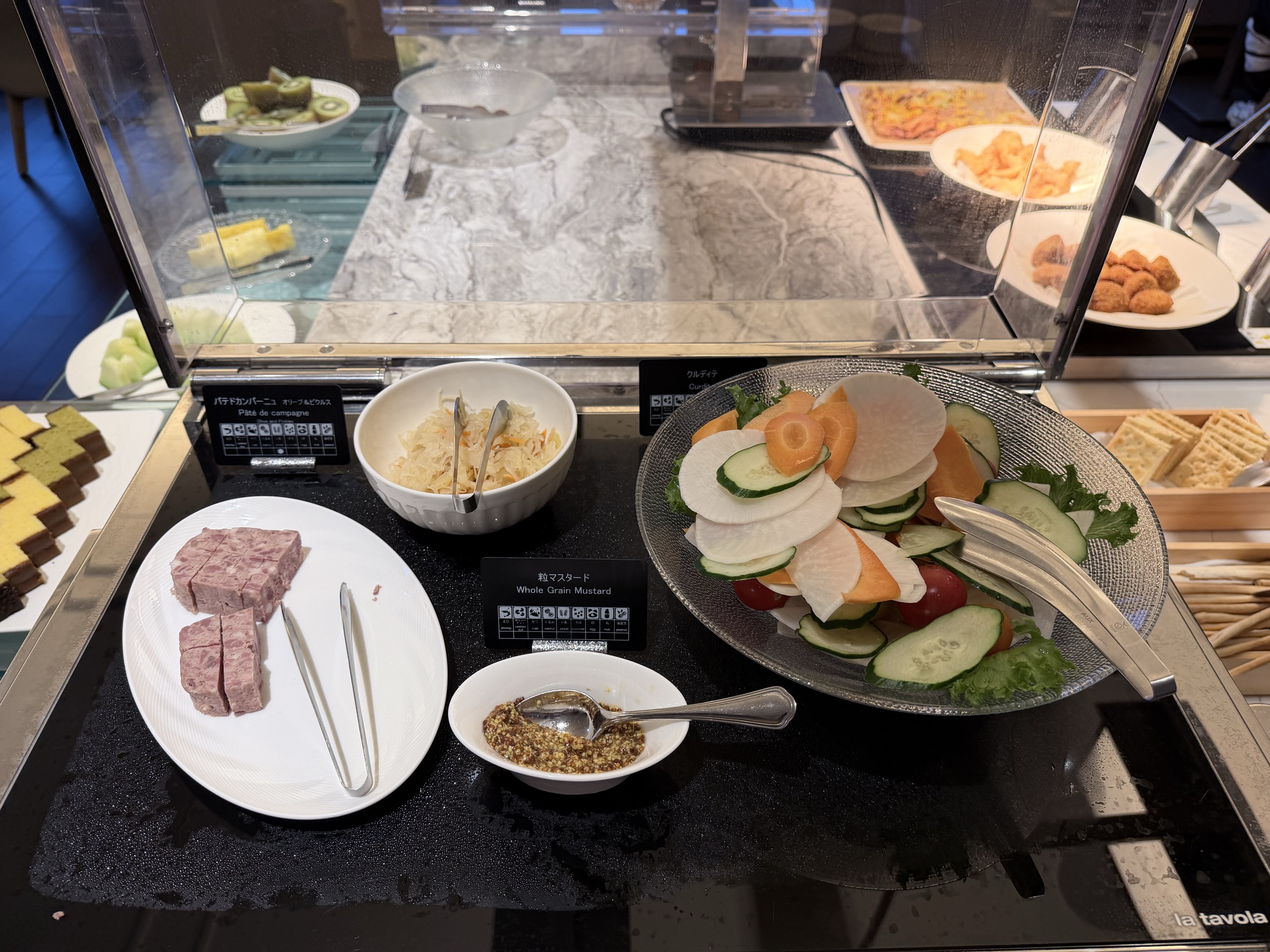 ラウンジのパテとオリーブ、ピクルス
