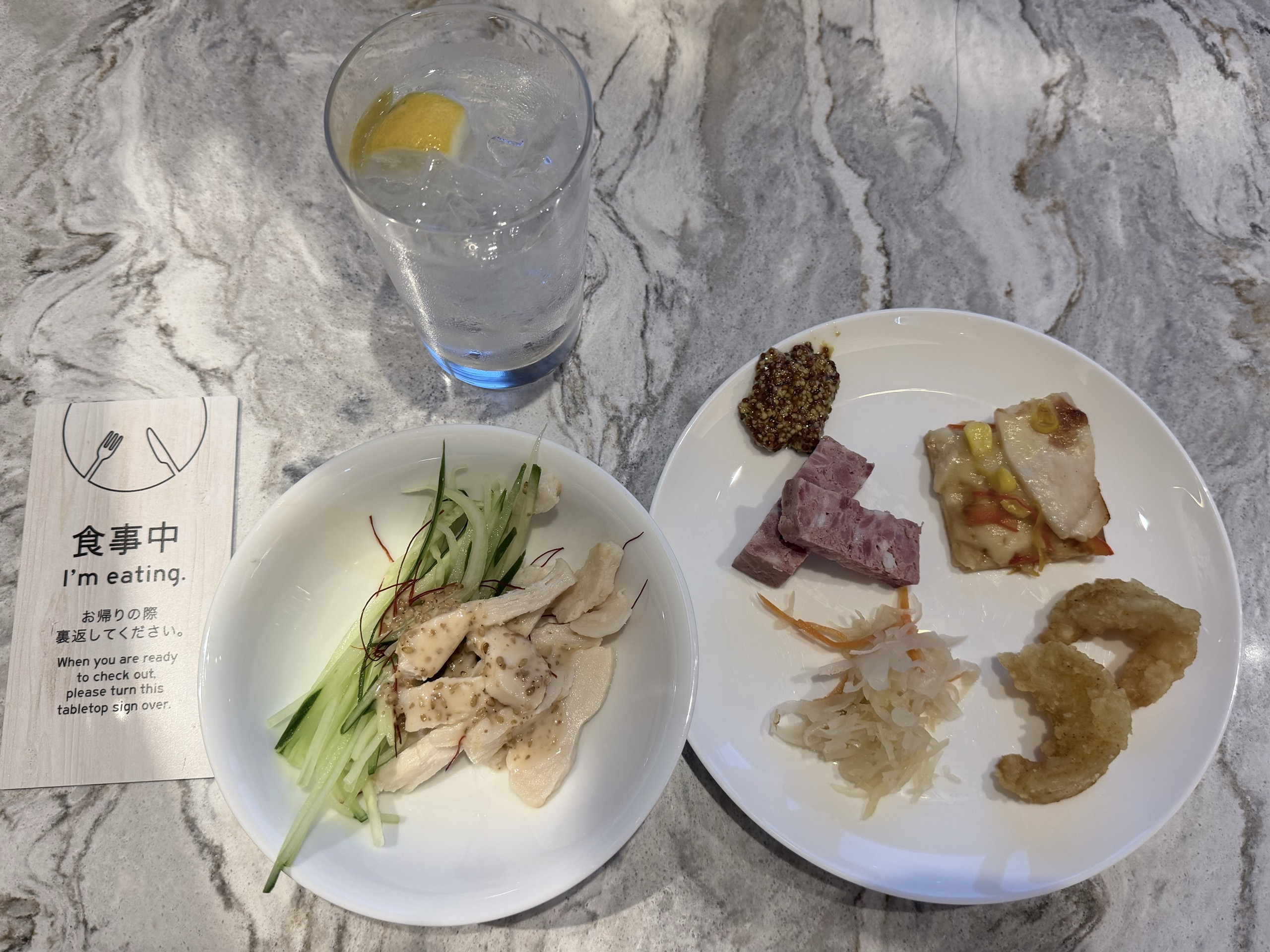 ラウンジで取った料理と飲み物