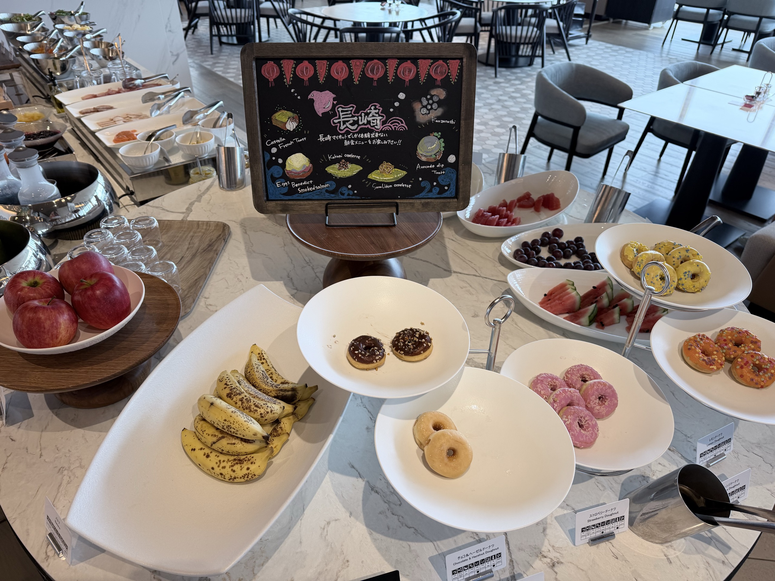 朝食の果物のコーナーと長崎の朝食の黒板