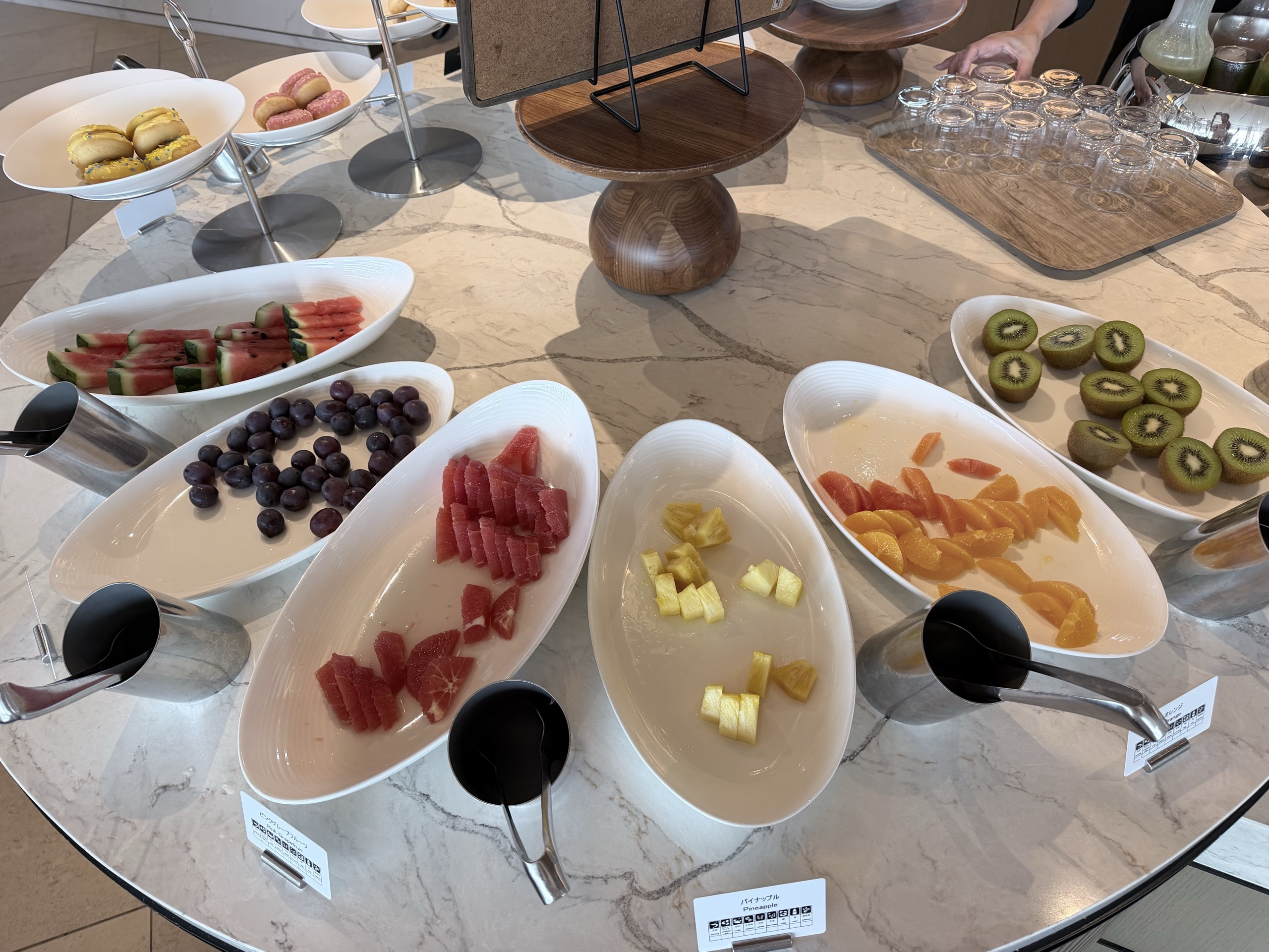 朝食の果物の台