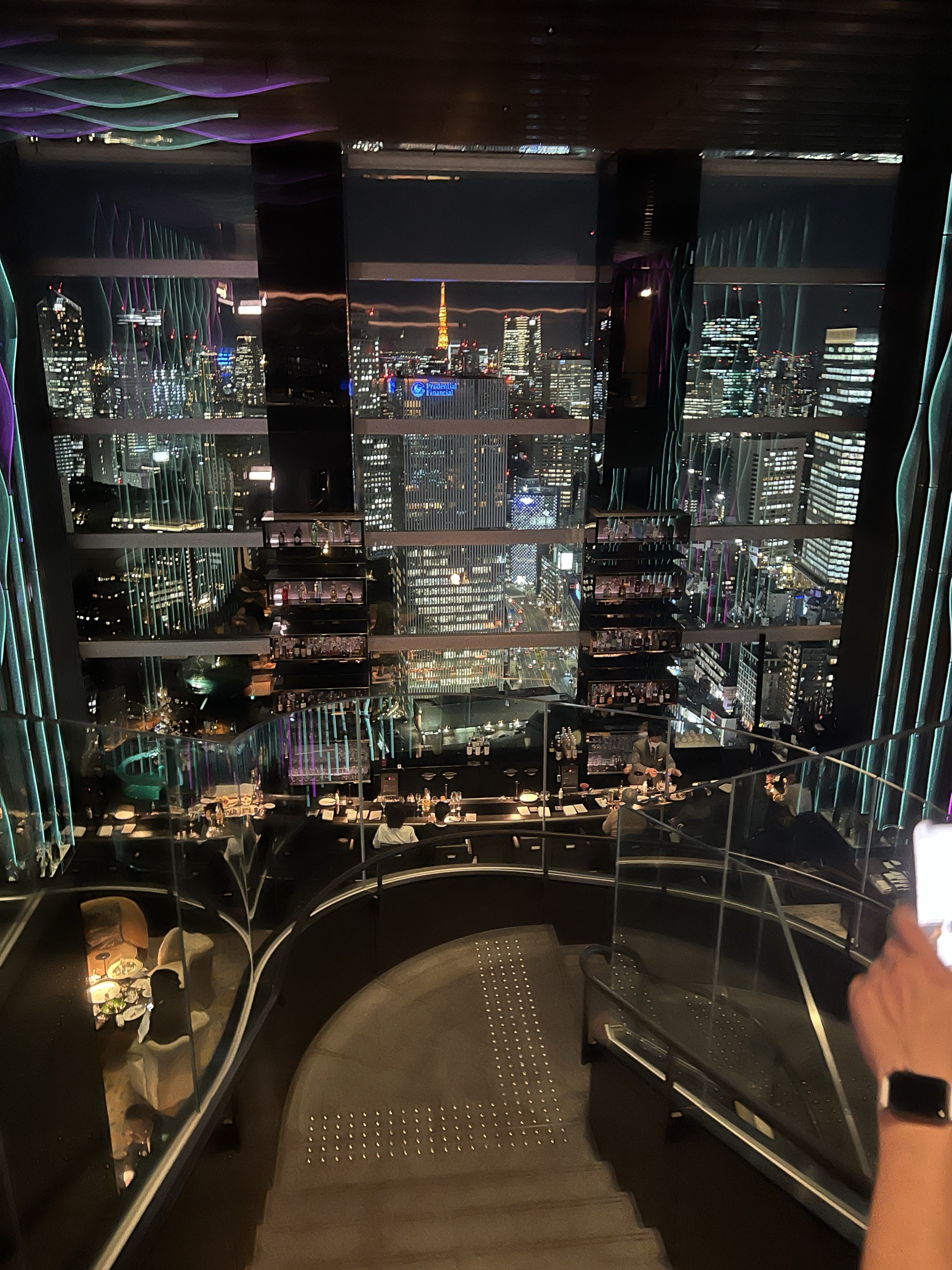 階段の上から見た夜のバー。窓の真ん中に東京タワー