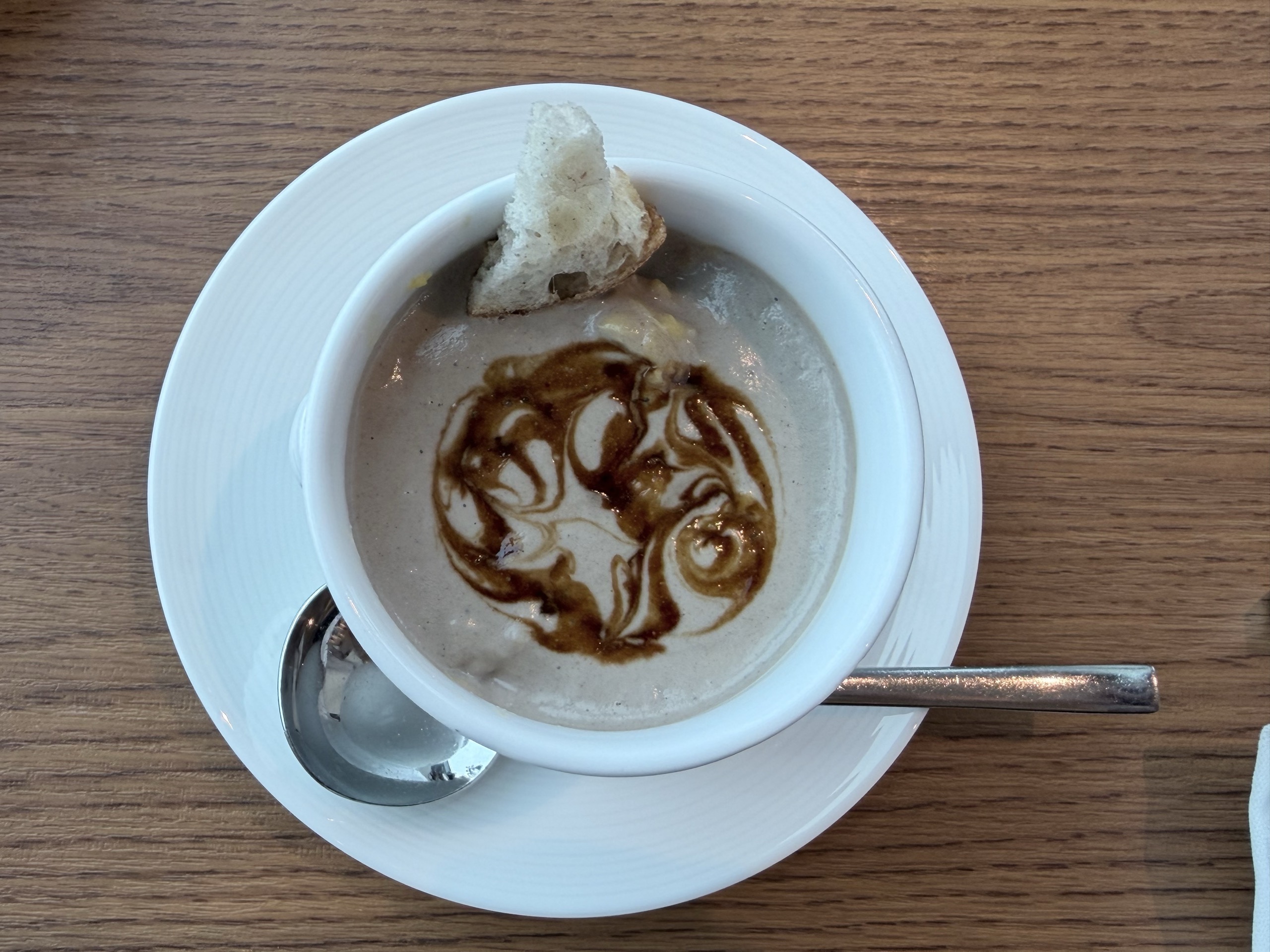 メインのトリュフスクランブルエッグ
