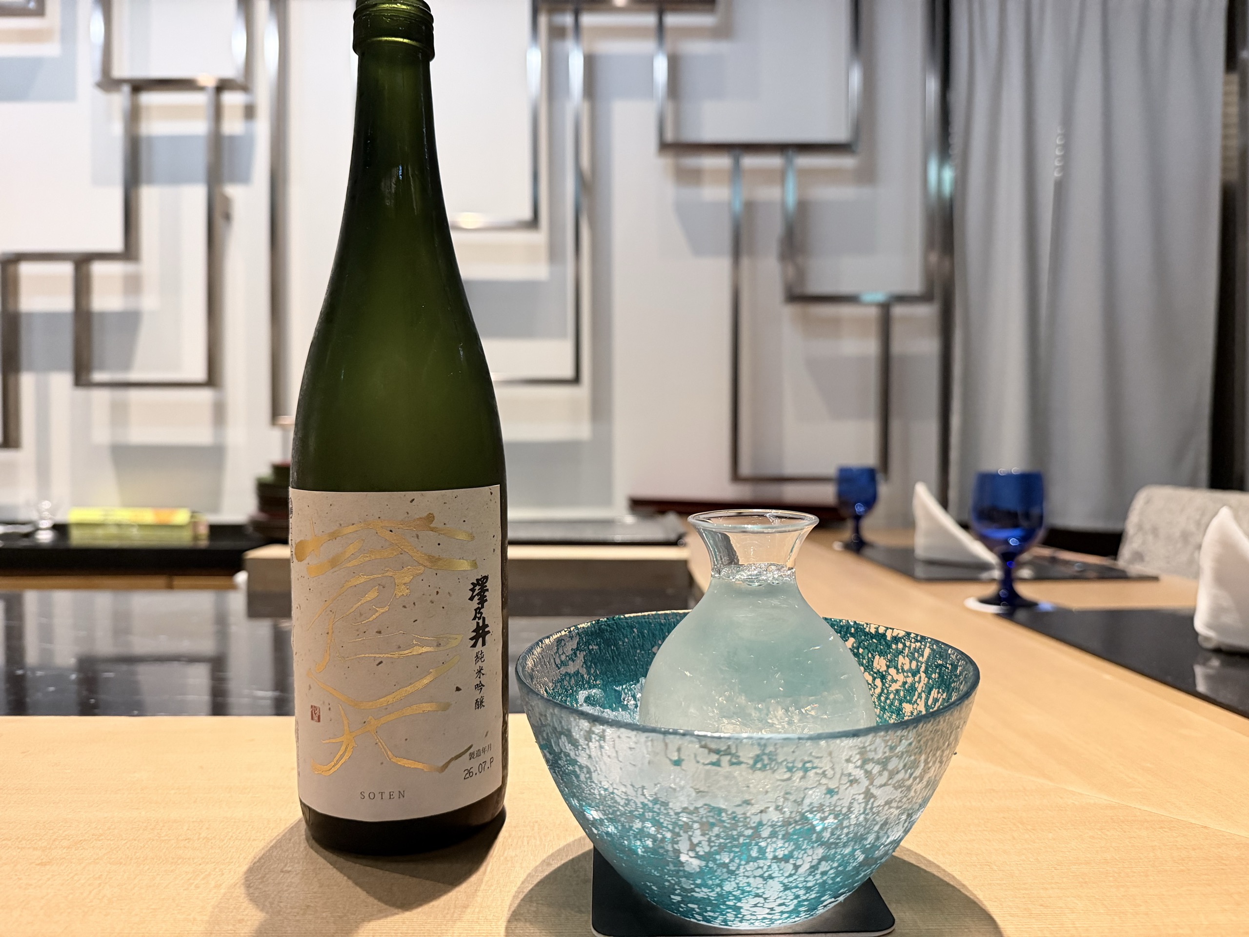 「蒼天」の名前が入った澤乃井の純米吟醸と、氷で冷やした徳利