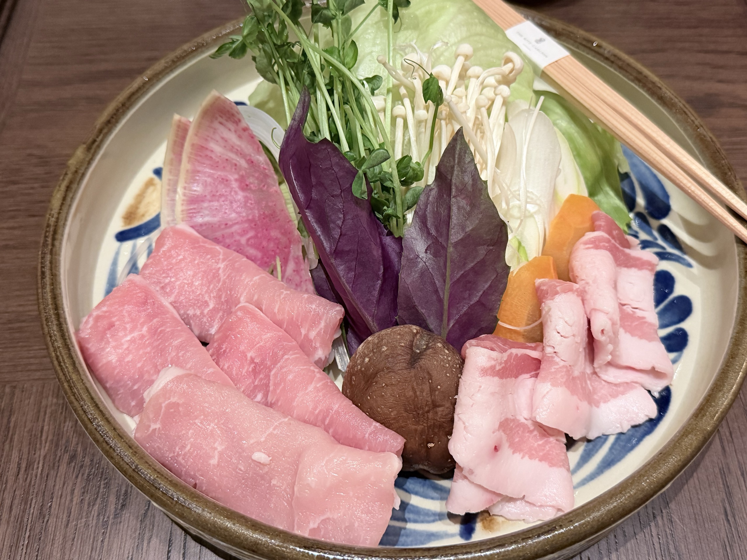 しゃぶしゃぶの豚肉と野菜