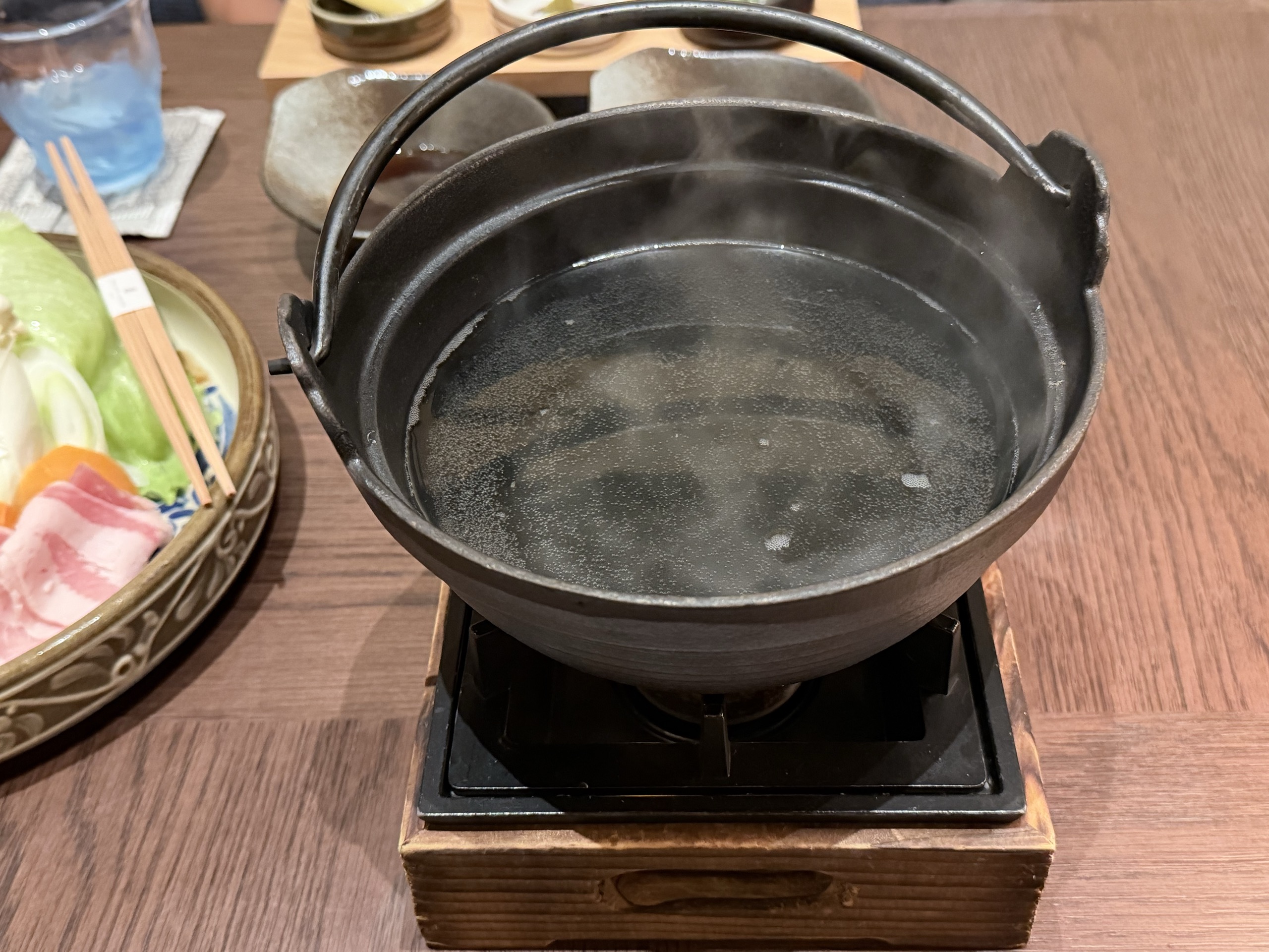 しゃぶしゃぶの鍋とコンロ