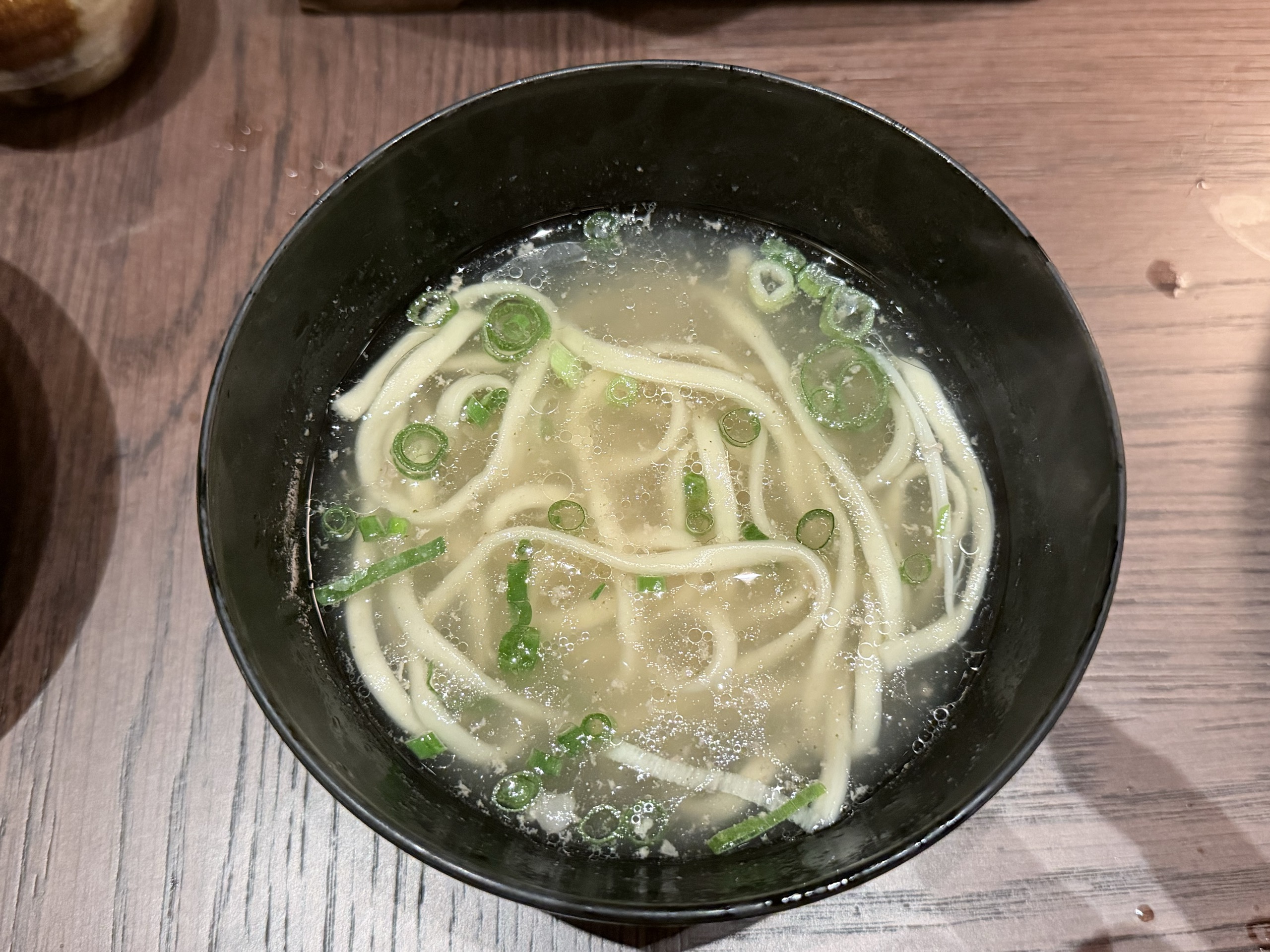 だしに麺を入れた締めの沖縄そば